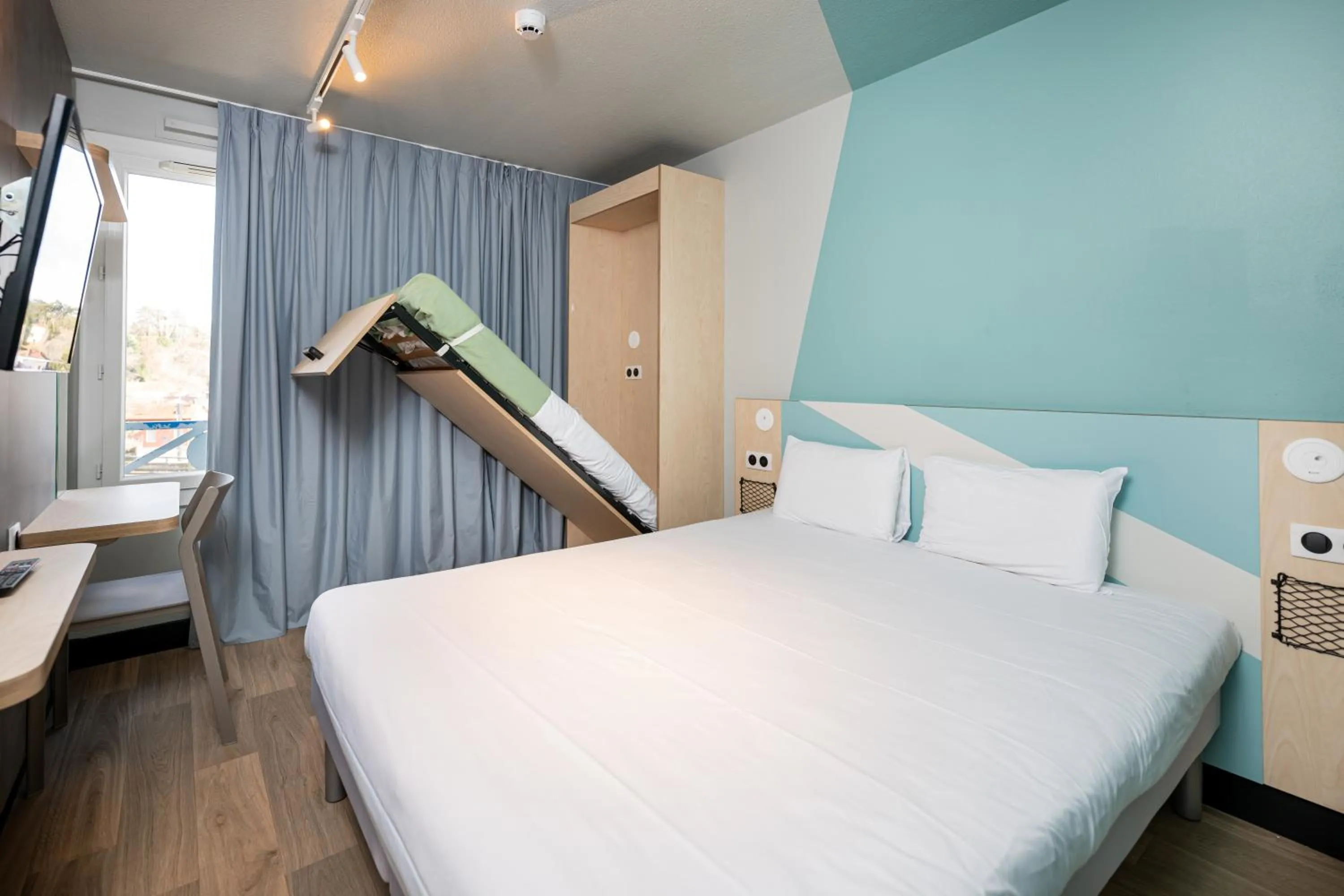 Bed in Ibis Budget Lyon Caluire Cité Internationale