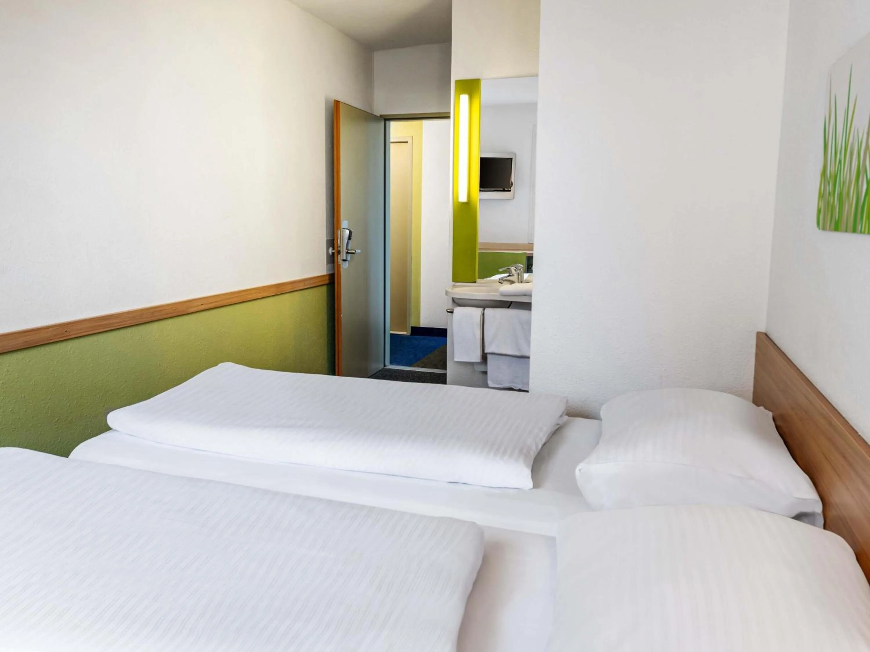 Photo of the whole room, Bed in B&B HOTEL Aachen-Nord