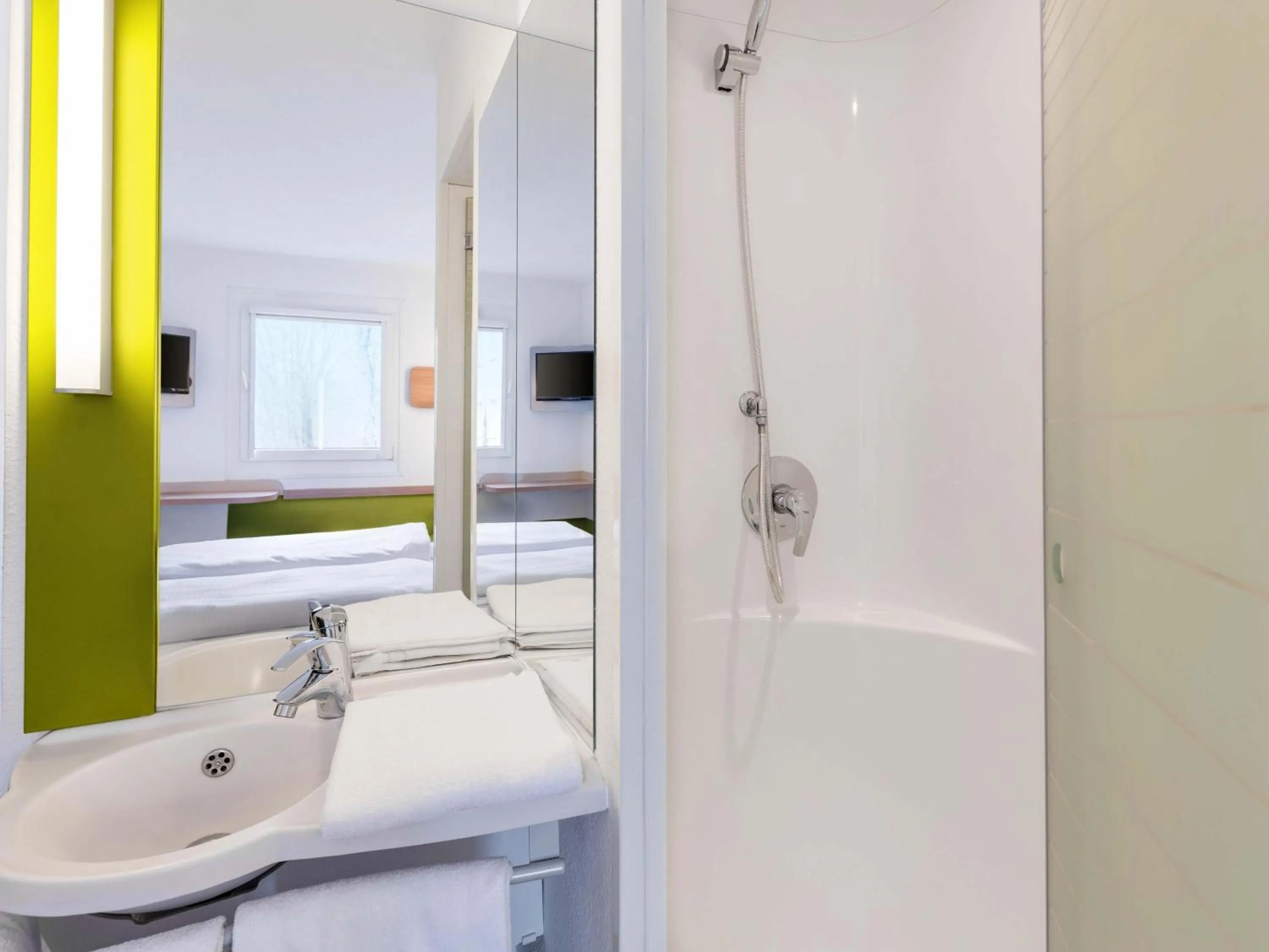 Toilet, Bed in B&B HOTEL Aachen-Nord