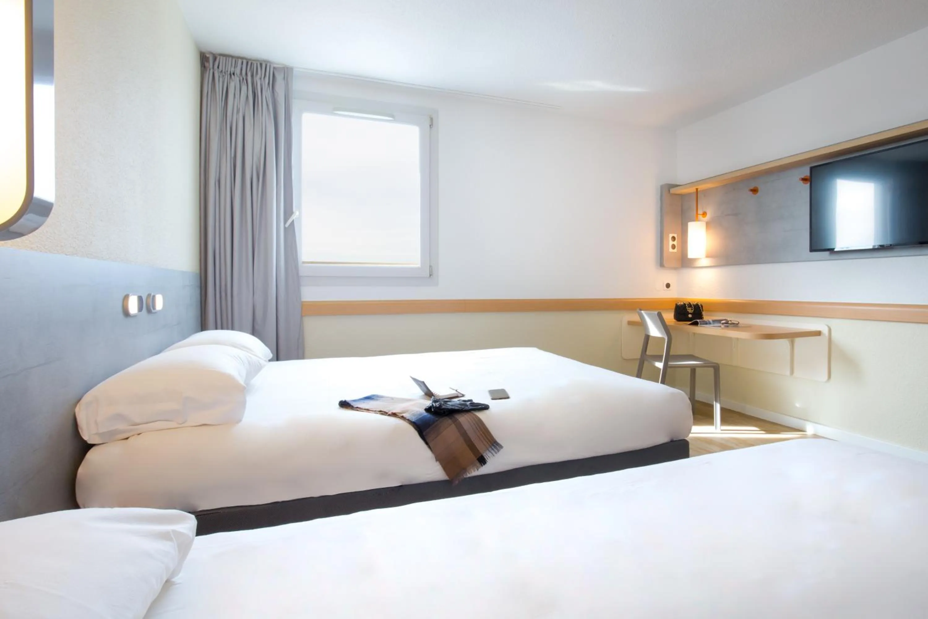 Bedroom, Bed in Ibis Budget Fréjus St Raphaël centre