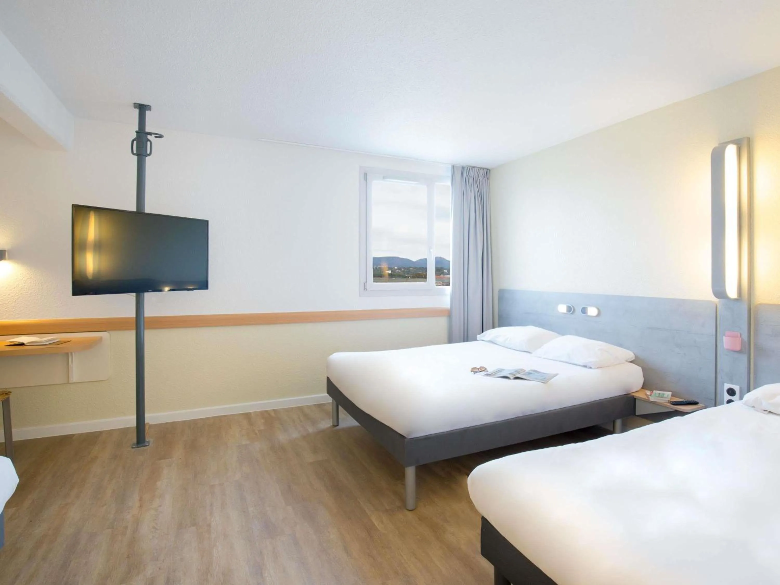 Bedroom, Bed in Ibis Budget Fréjus St Raphaël centre