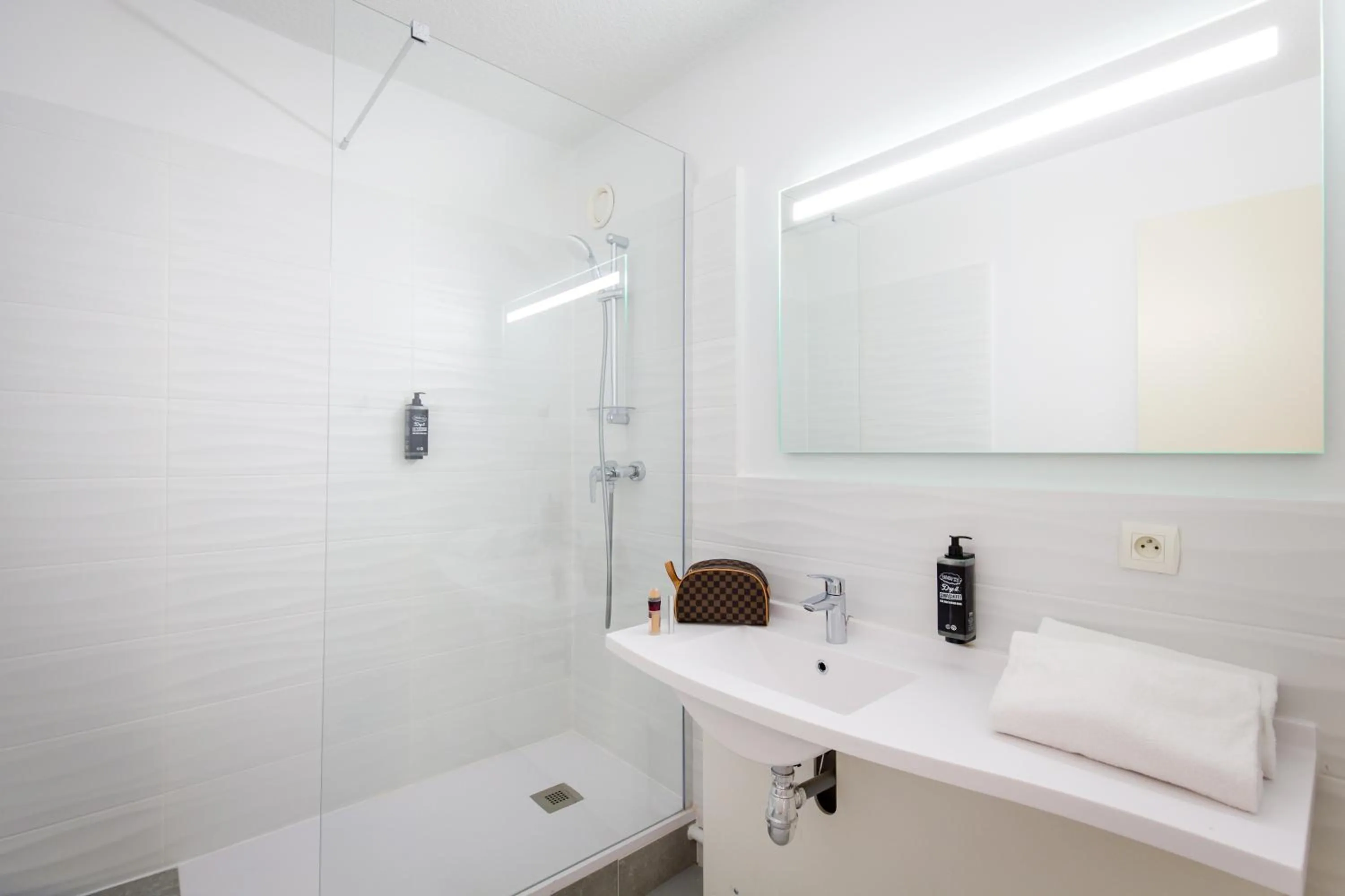 Shower in Ibis Budget Fréjus St Raphaël centre