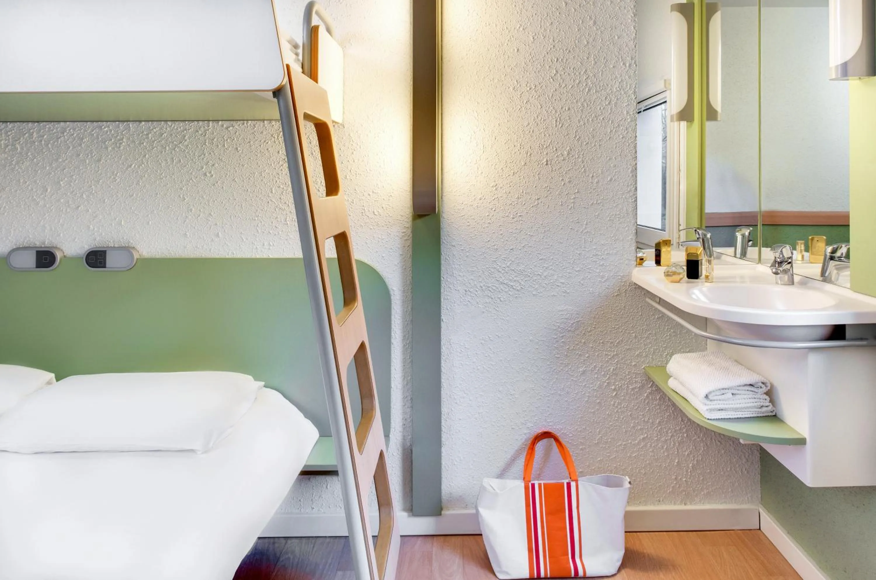 Bed in ibis Budget Courbevoie Paris La Défense