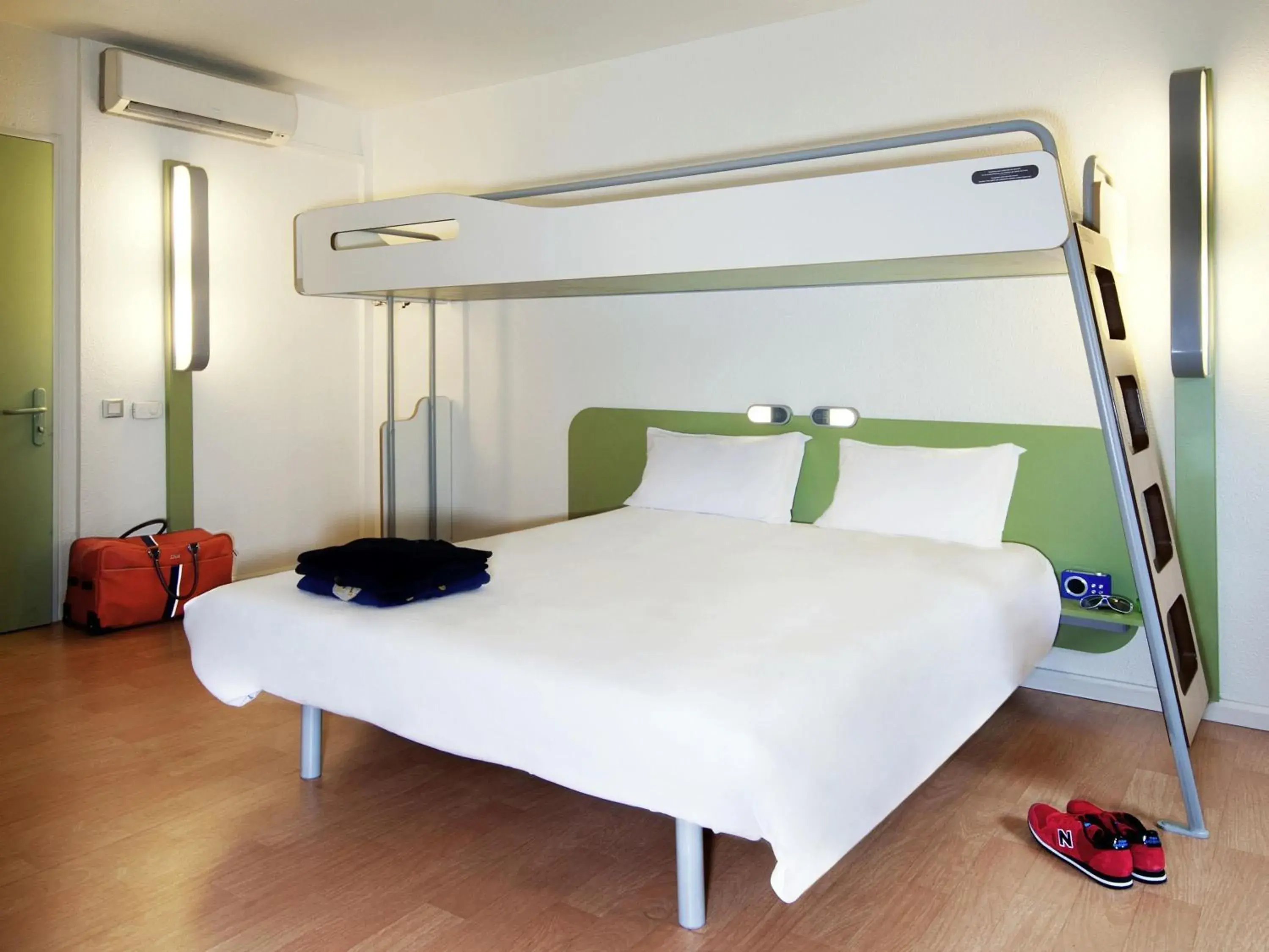 Bedroom, Bed in ibis budget Orgeval Bedroom, Bed in ibis budget Orgeval