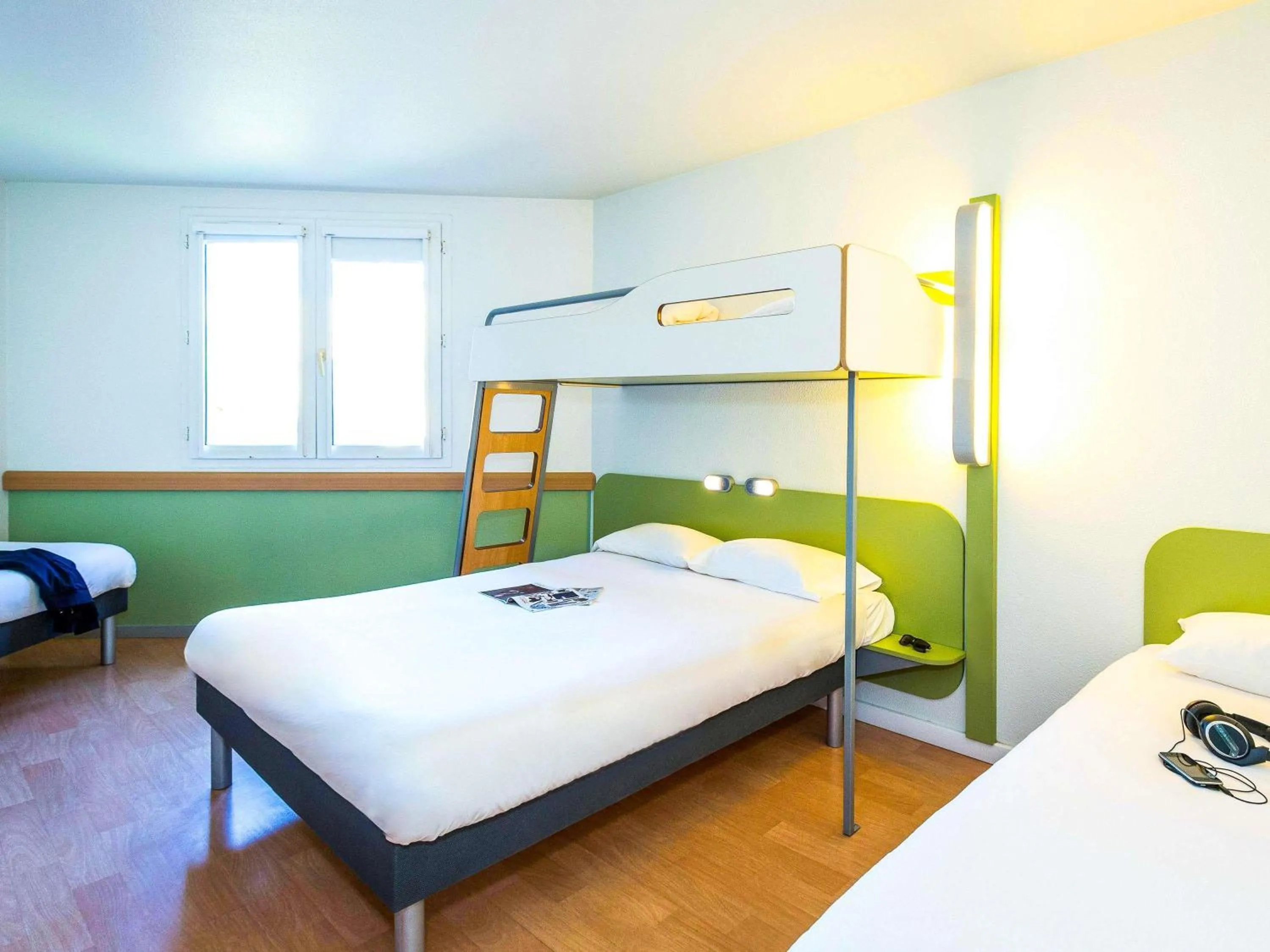Bedroom, Bed in ibis budget Aubagne Paluds Agora