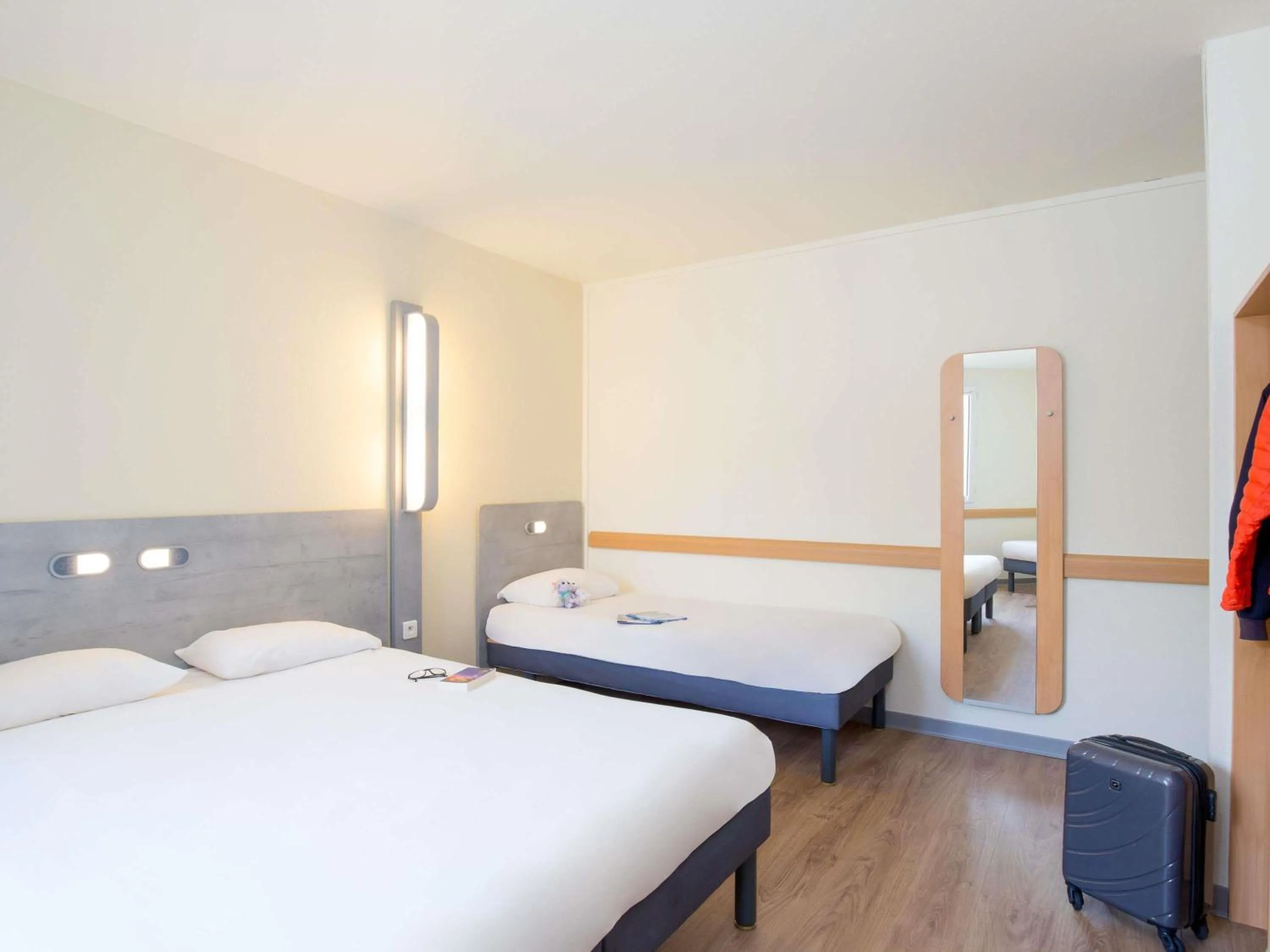 Bedroom, Bed in ibis budget Aubagne Paluds Agora