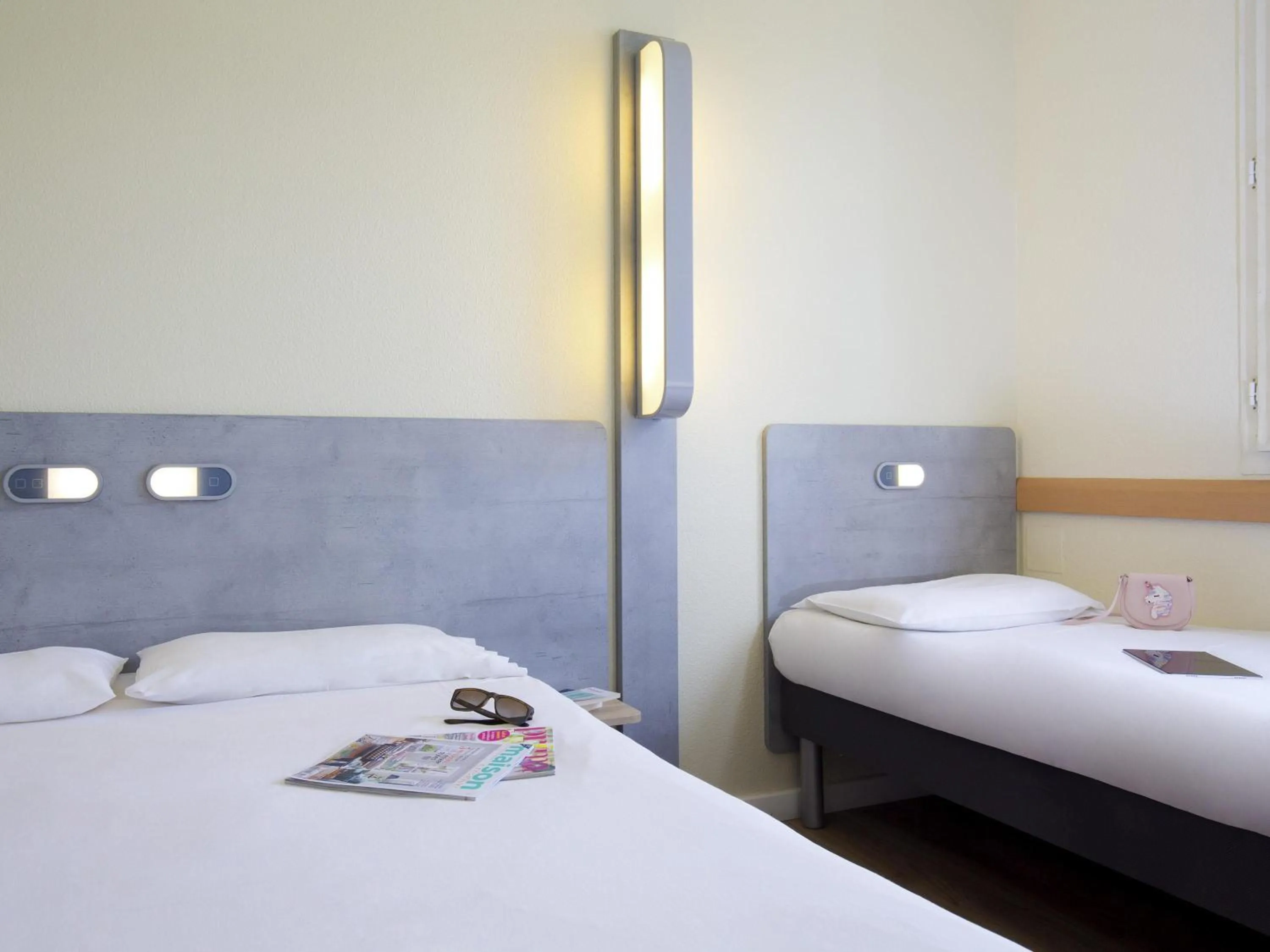 Bedroom, Bed in ibis budget Aubagne Paluds Agora