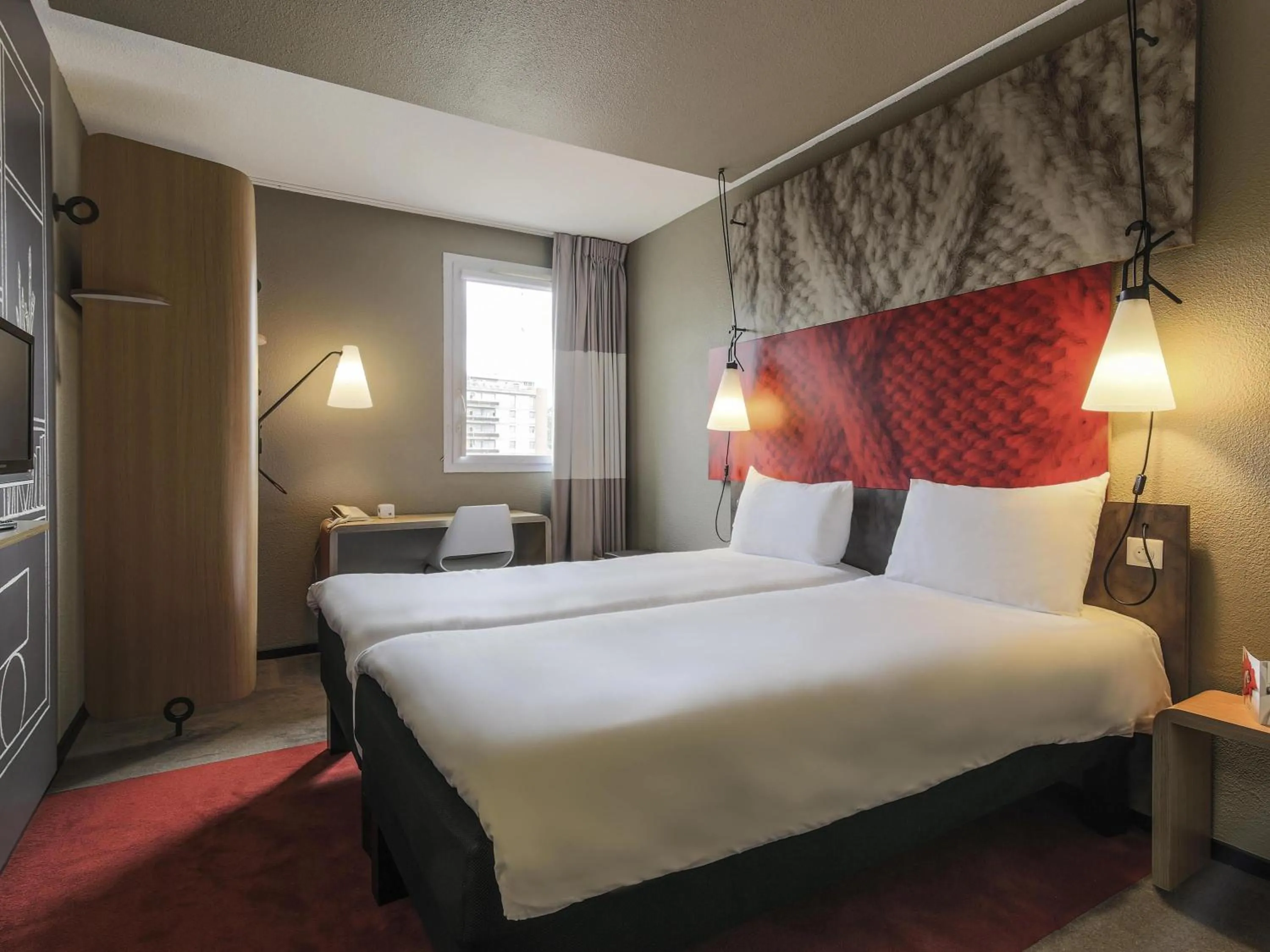 Bedroom, Bed in Ibis Albi