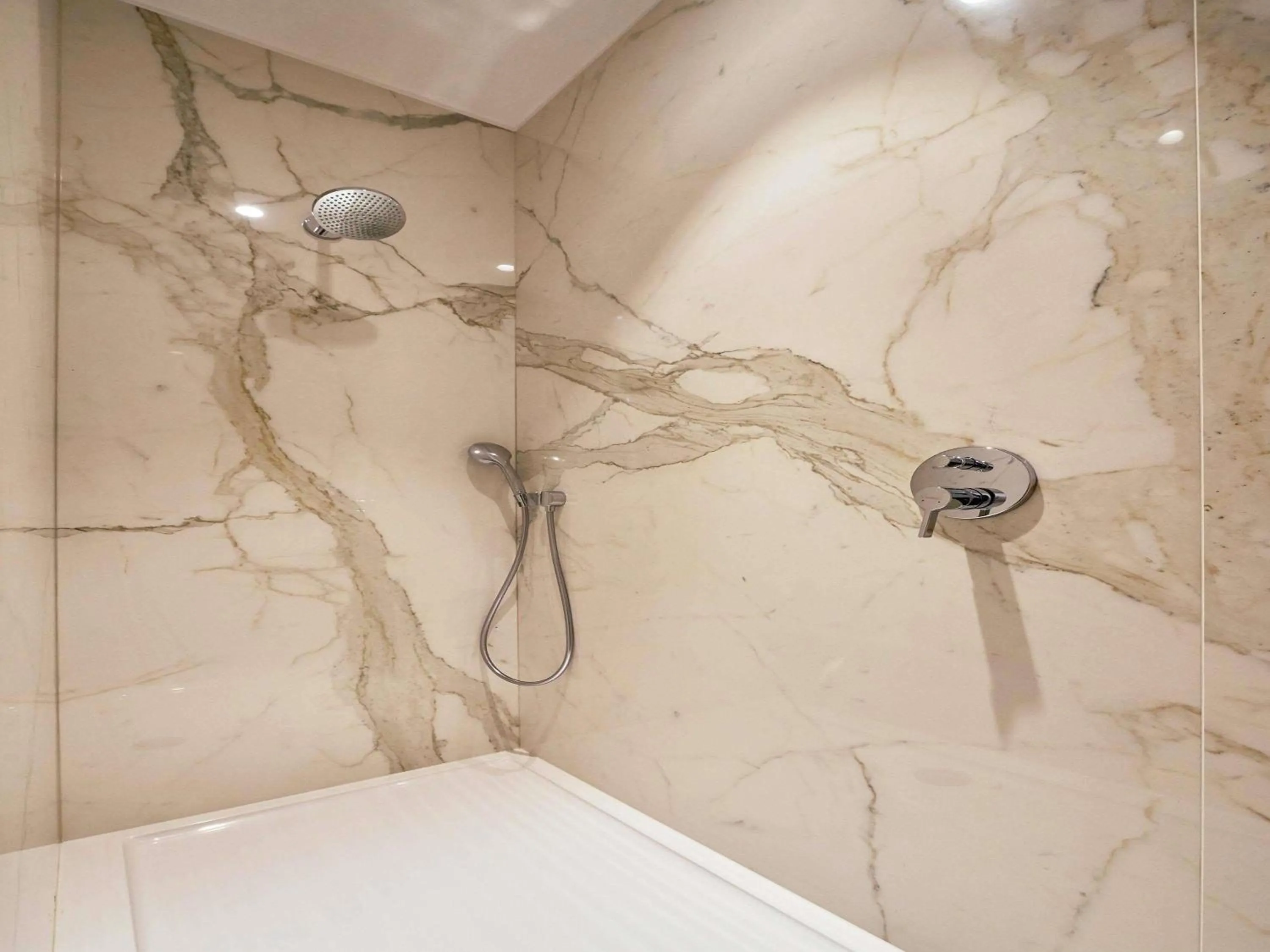 Bathroom in Mercure Roeselare