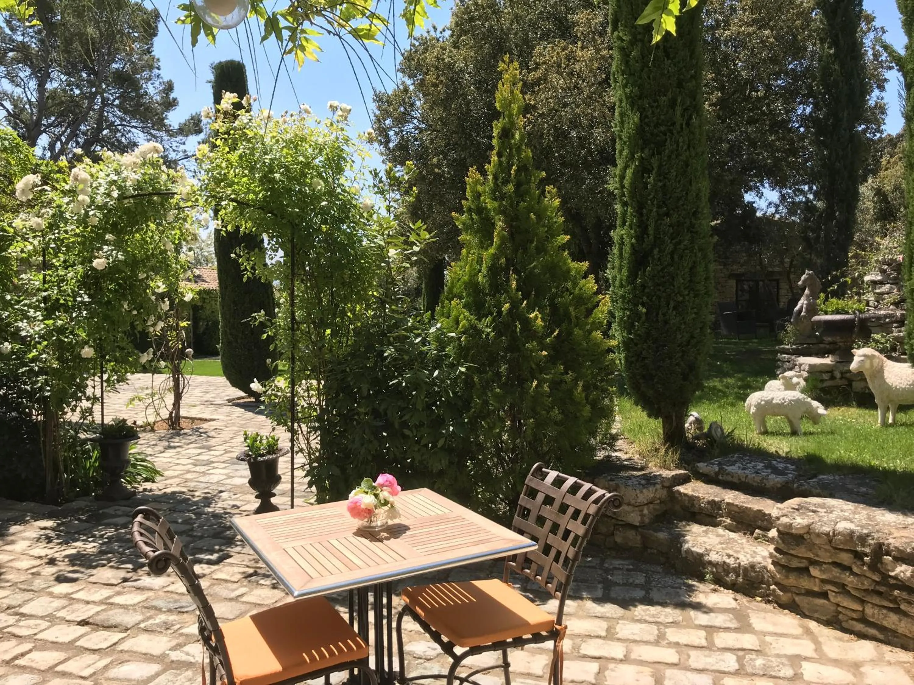 Patio in Villa Hautvallon - Peaceful Escape in Provence