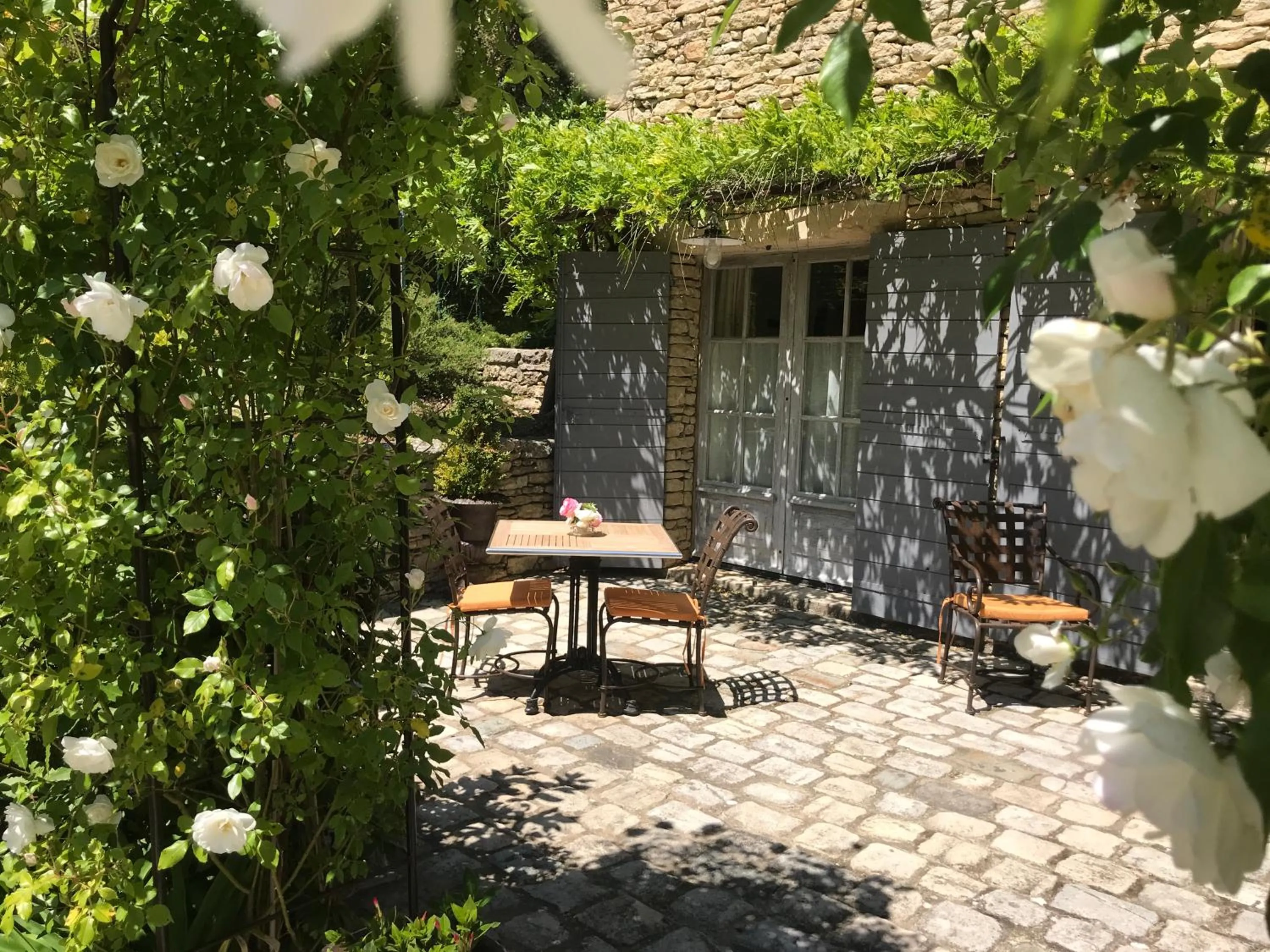 Patio in Villa Hautvallon - Peaceful Escape in Provence