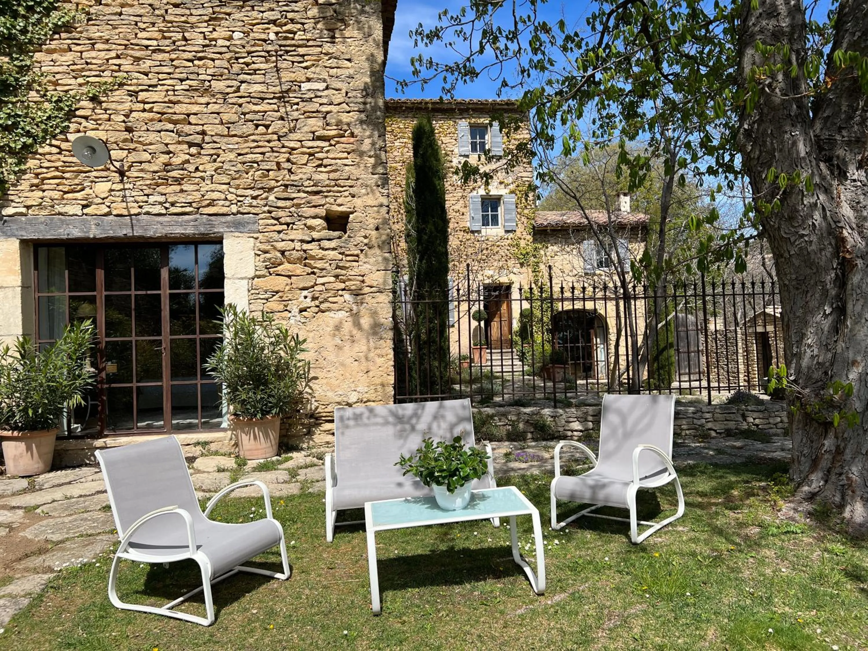 Garden in Villa Hautvallon - Peaceful Escape in Provence