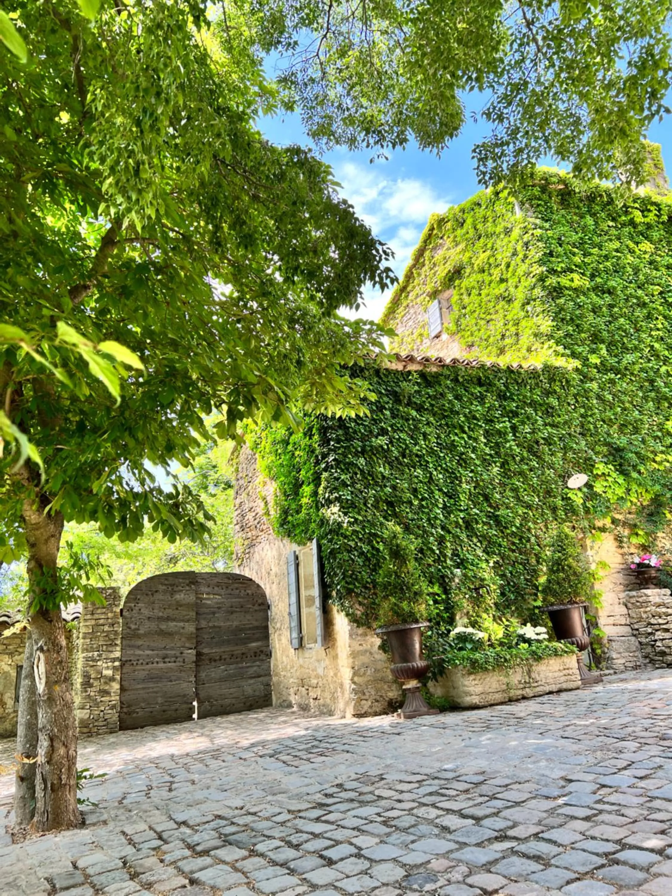 Parking in Villa Hautvallon - Peaceful Escape in Provence