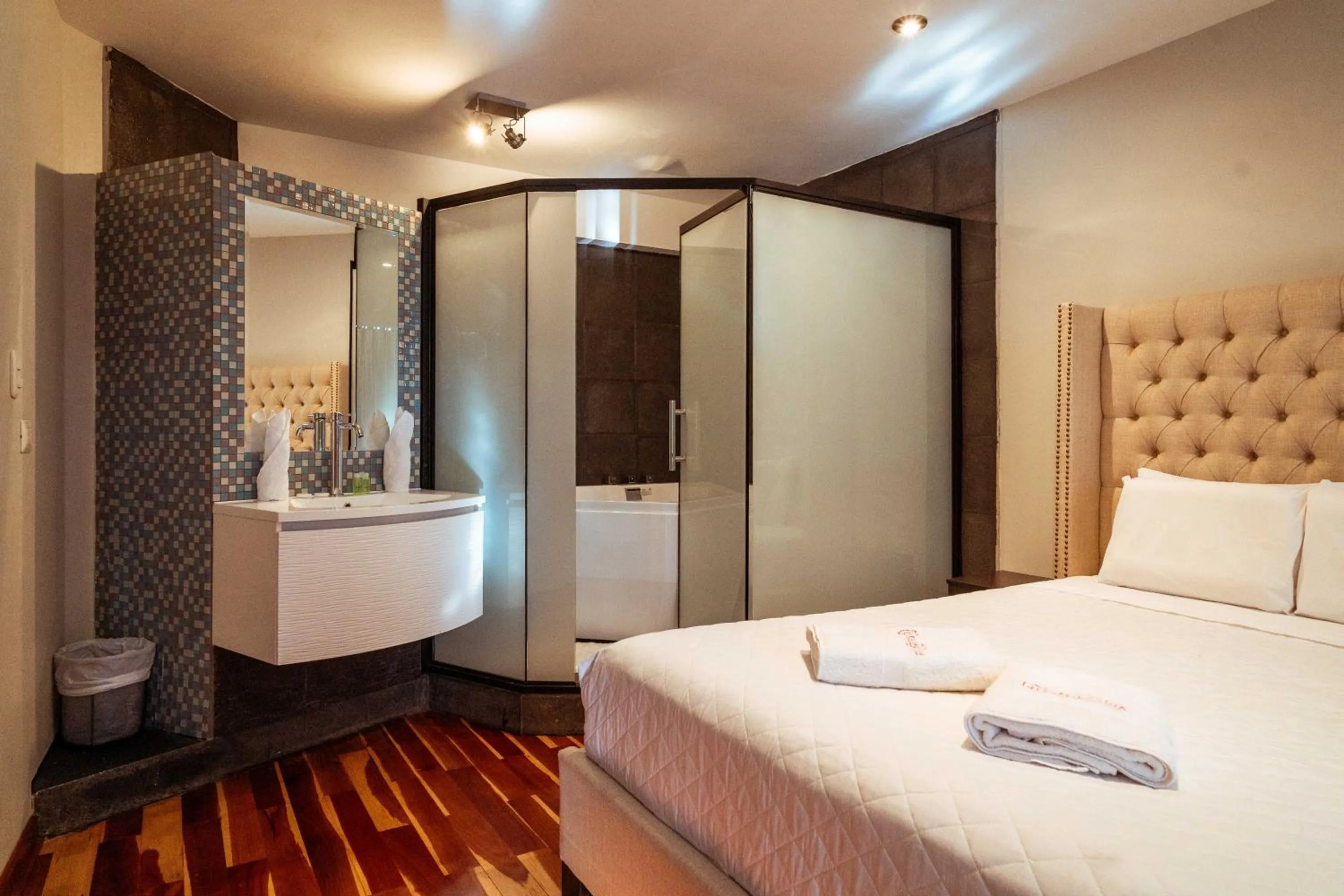 Bathroom, Bed in Hotel California Urubamba