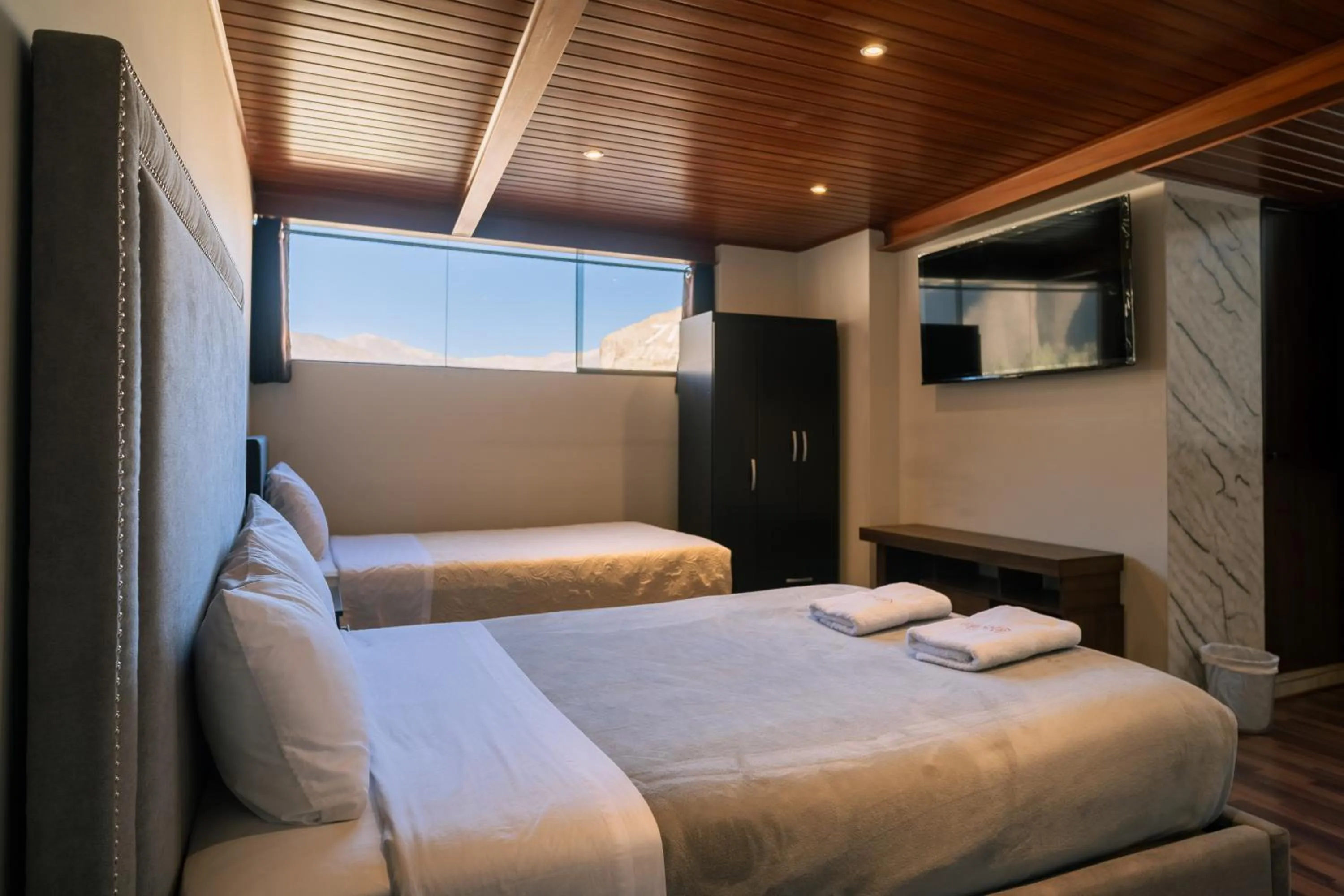 Photo of the whole room, Bed in Hotel California Urubamba