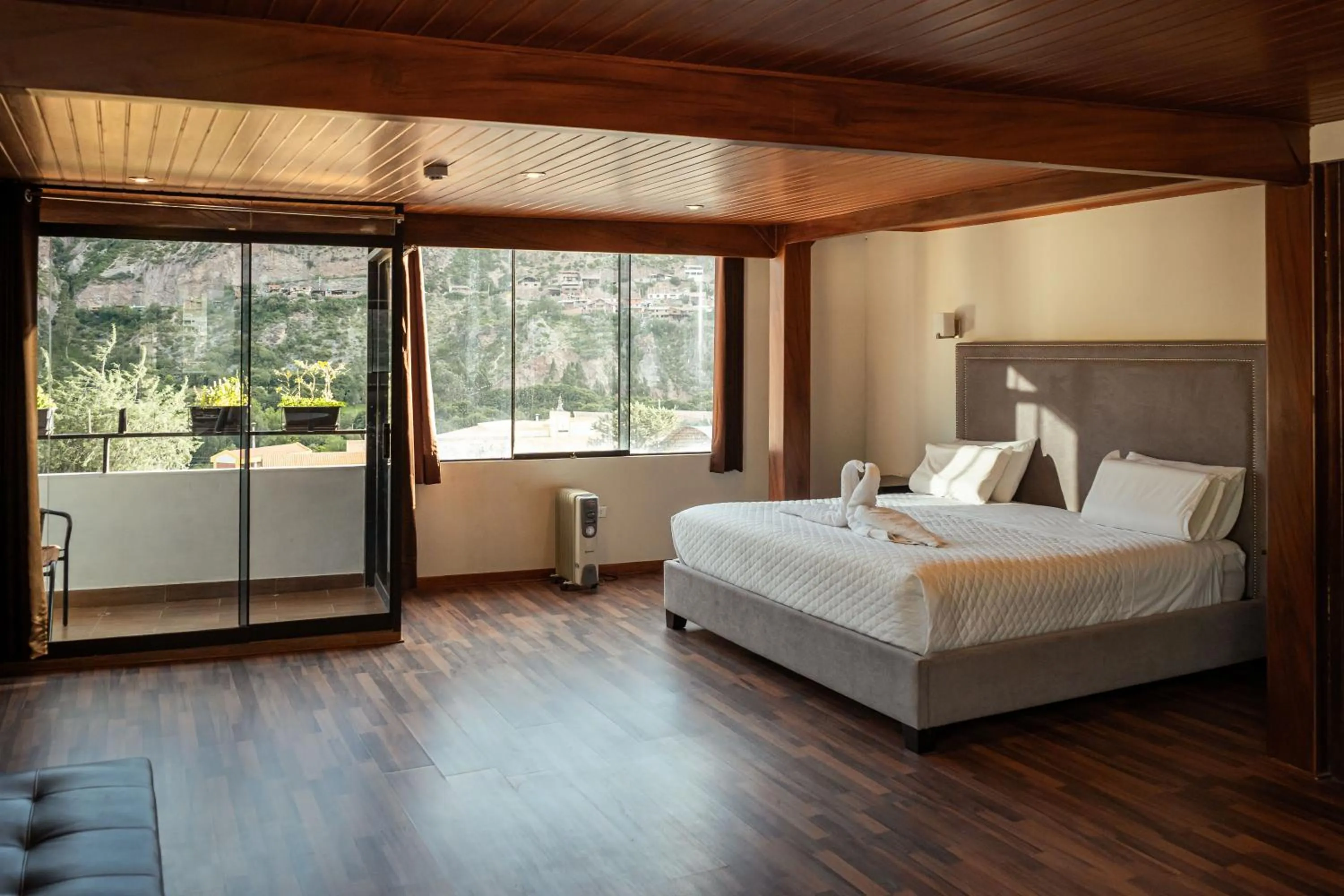 Photo of the whole room, Bed in Hotel California Urubamba