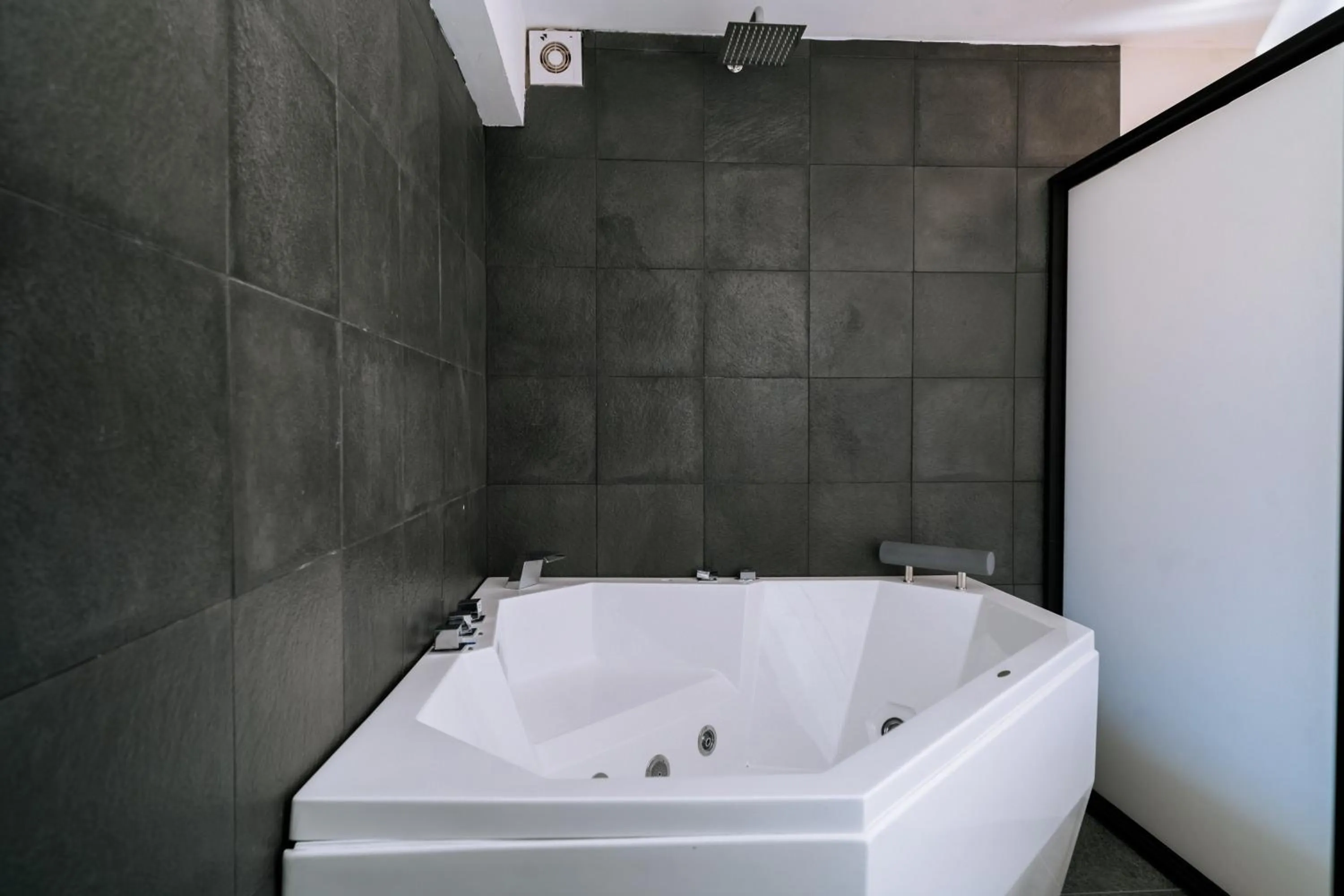 Hot Tub in Hotel California Urubamba