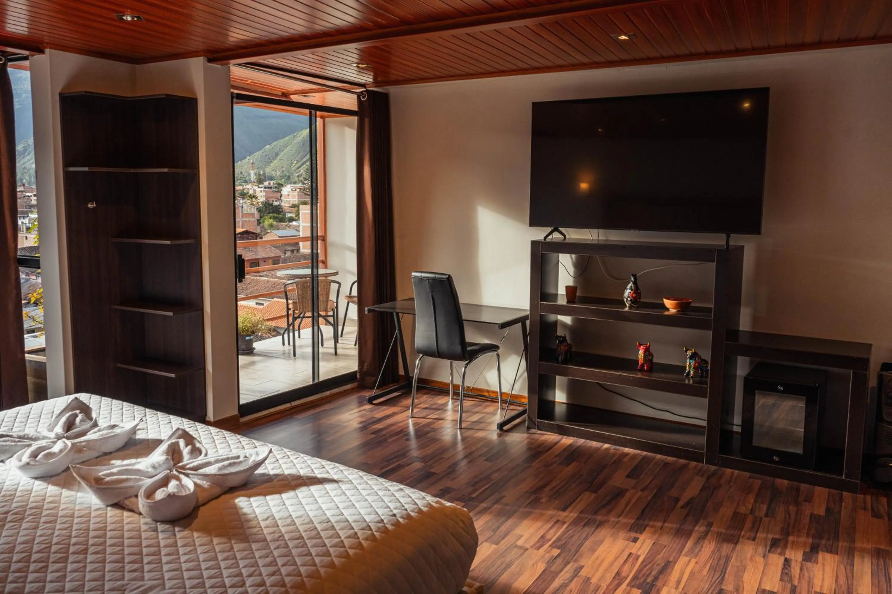 Balcony/Terrace, Bed in Hotel California Urubamba