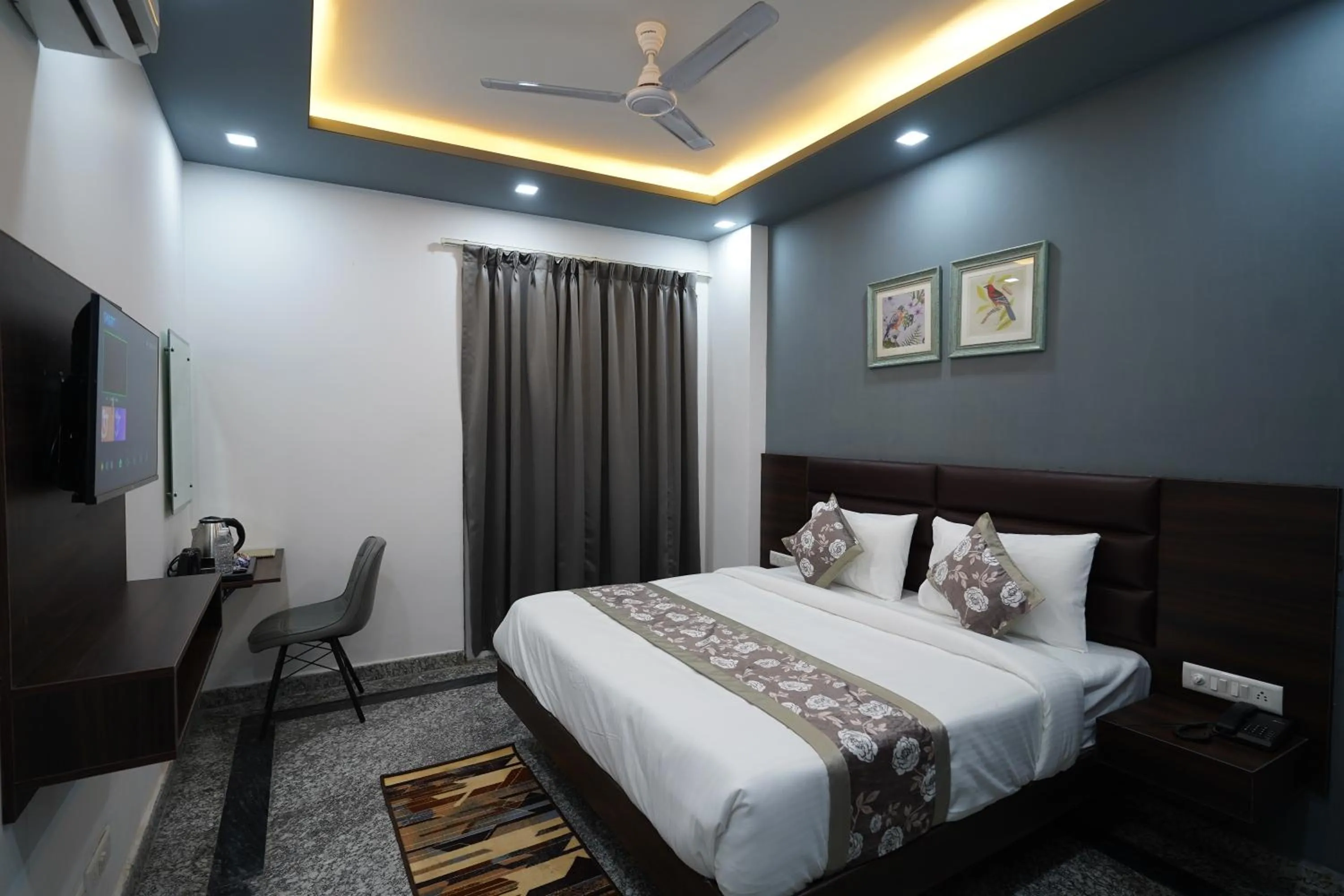 Photo of the whole room, Bed in Posh Garden Inn Artemis Hospital Road Gurgaon