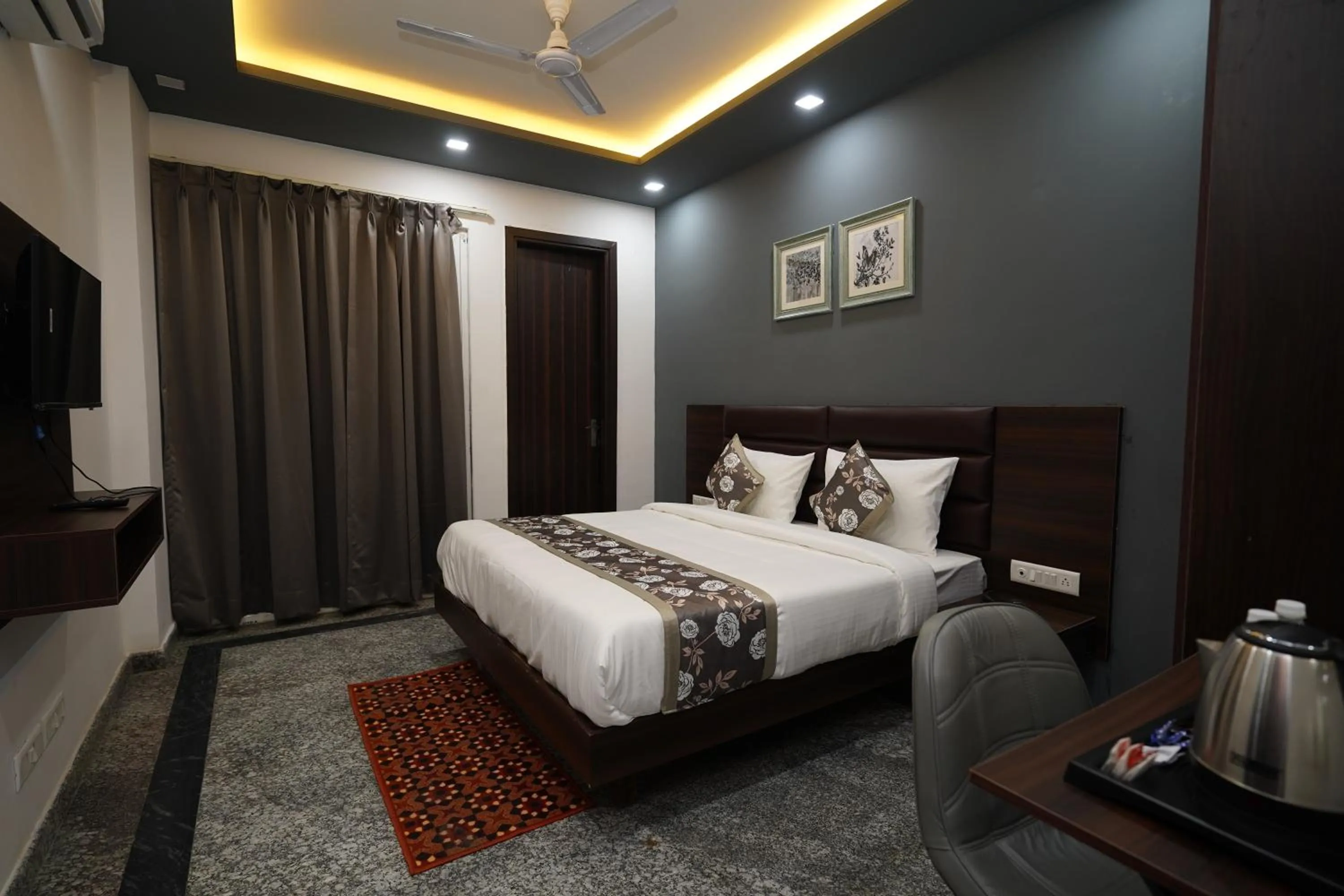 Photo of the whole room, Bed in Posh Garden Inn Artemis Hospital Road Gurgaon