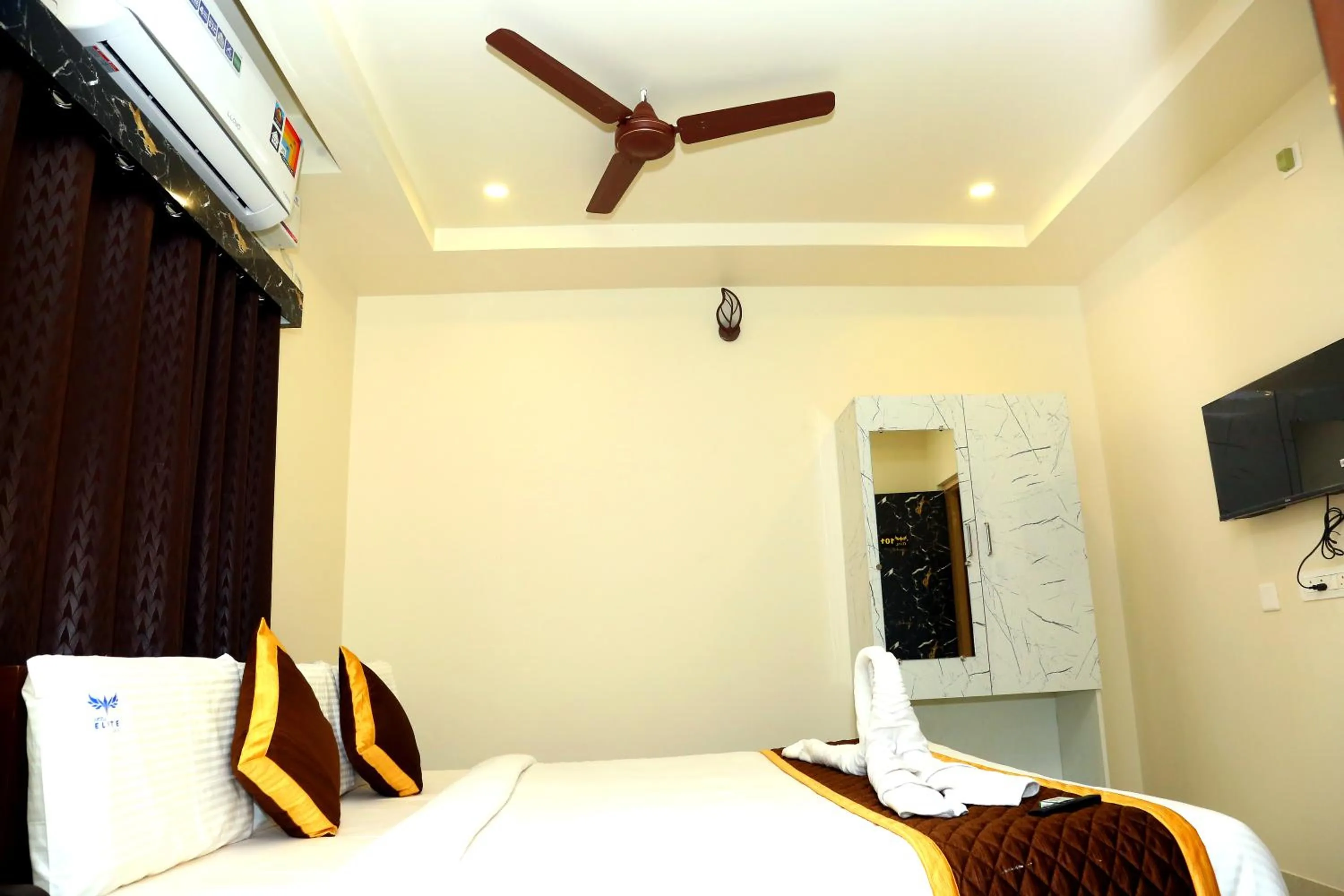 Bed in Hotel Elite Inn