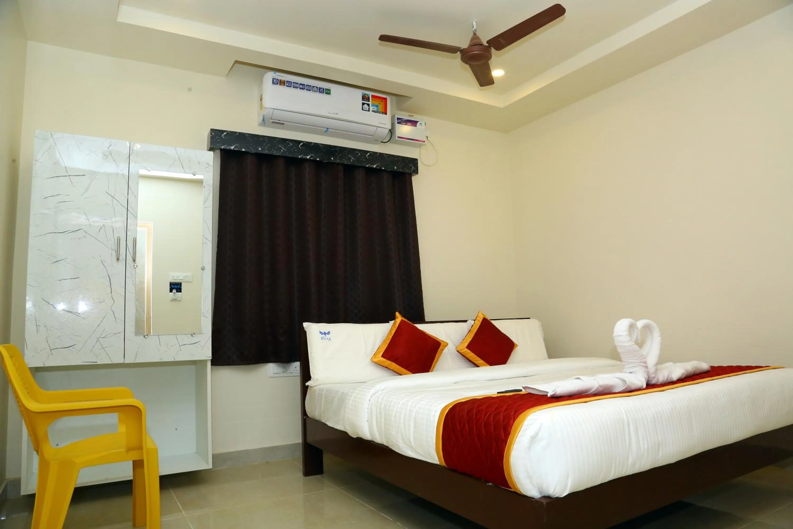 Bed in Hotel Elite Inn