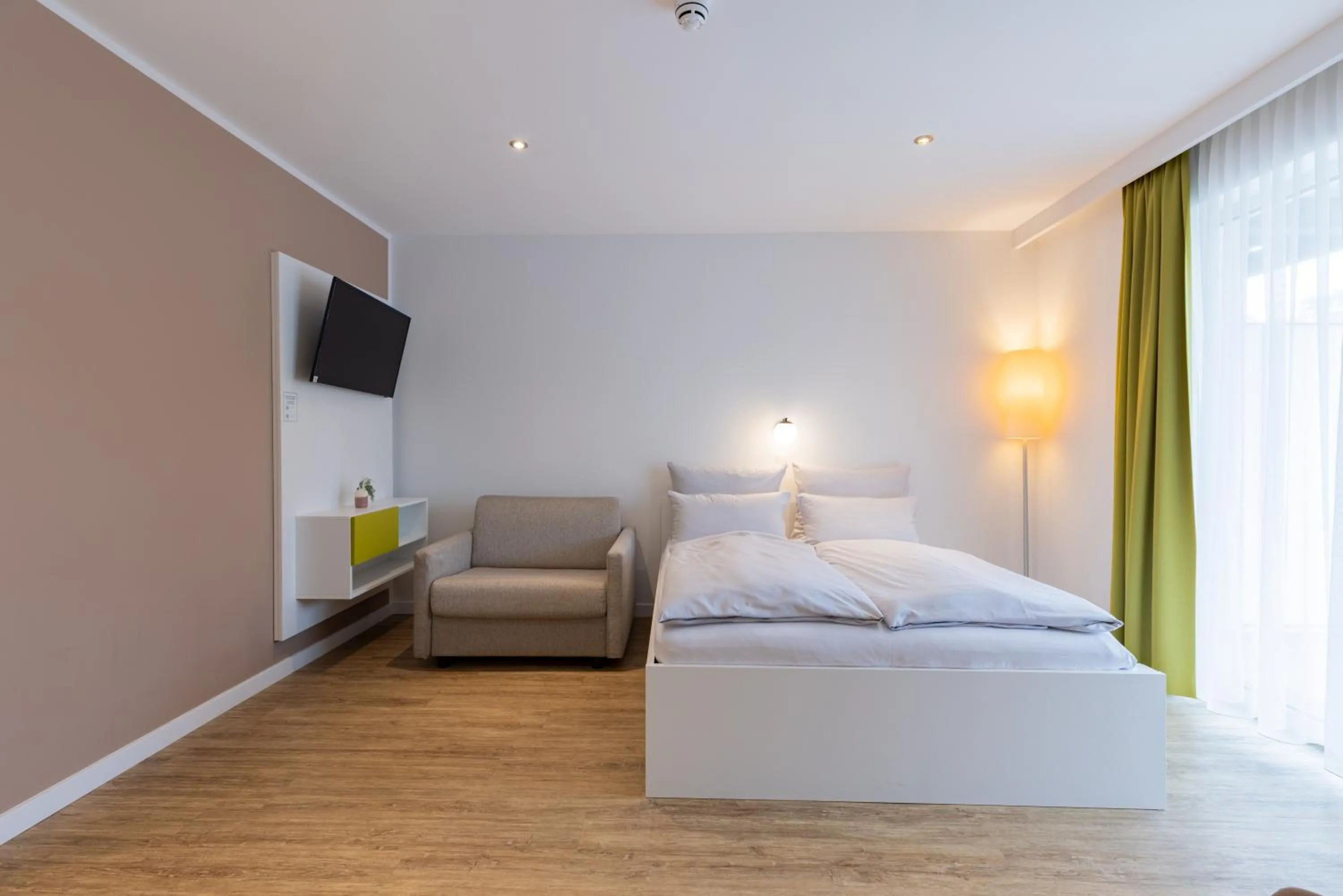 Photo of the whole room, Bed in Candlewood Suites Fürth by IHG