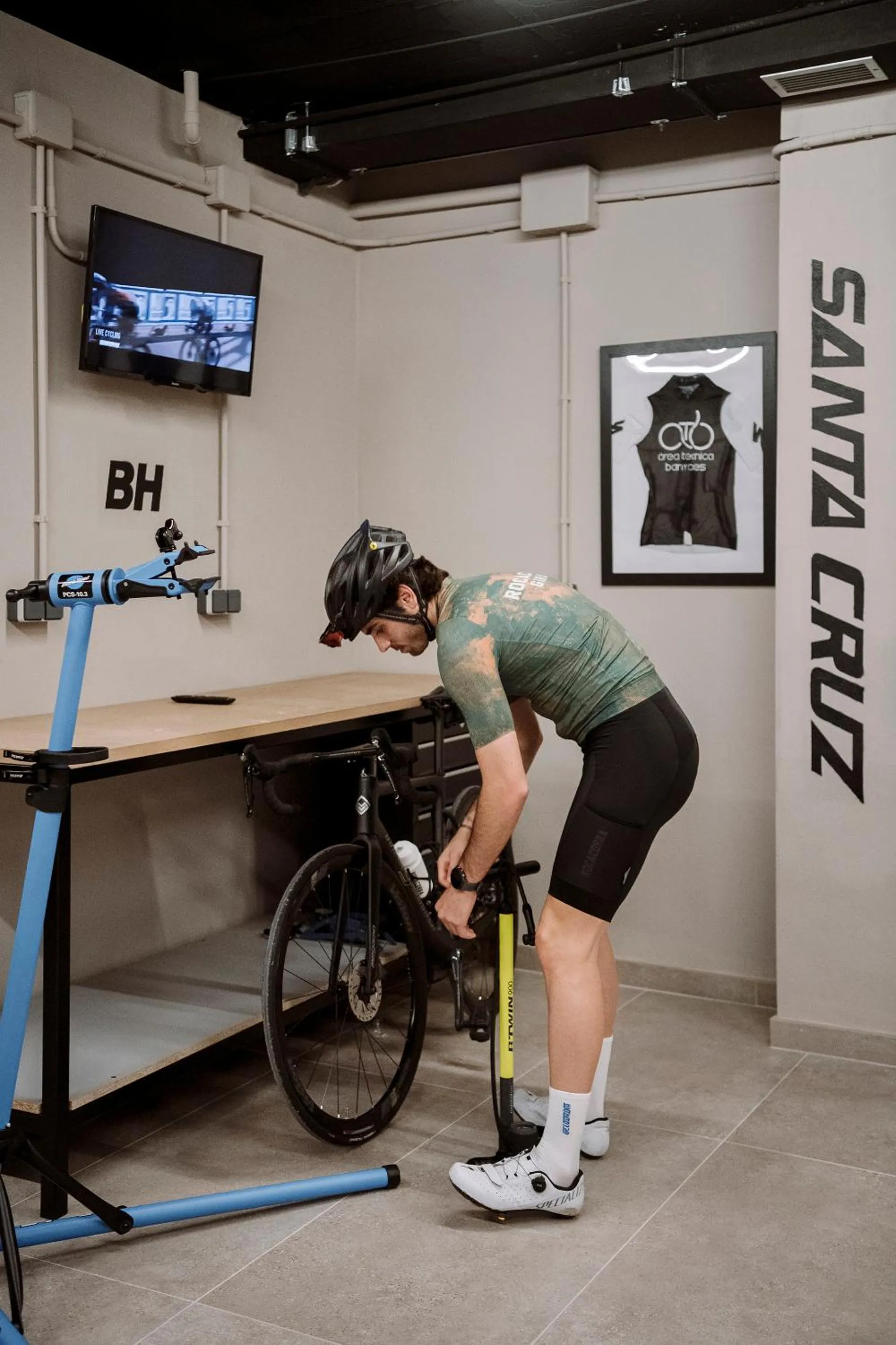 Cycling in APARTAMENTS LA CARPA