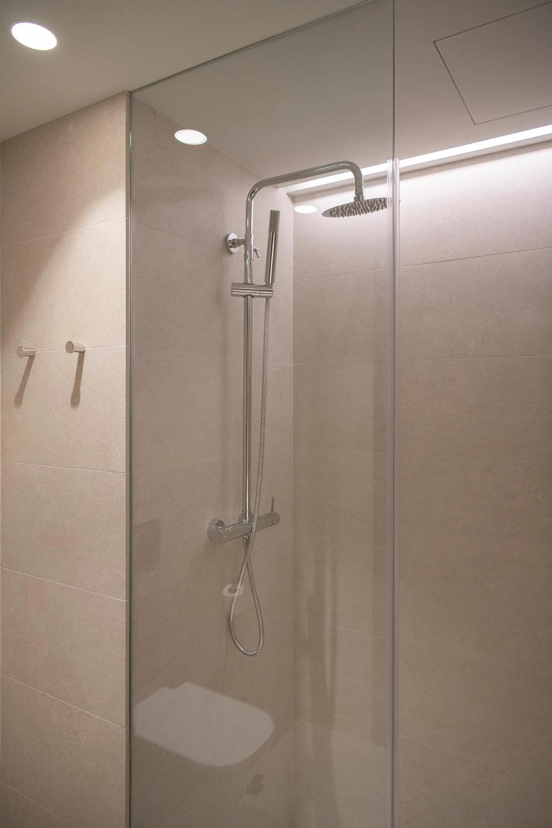 Shower in APARTAMENTS LA CARPA