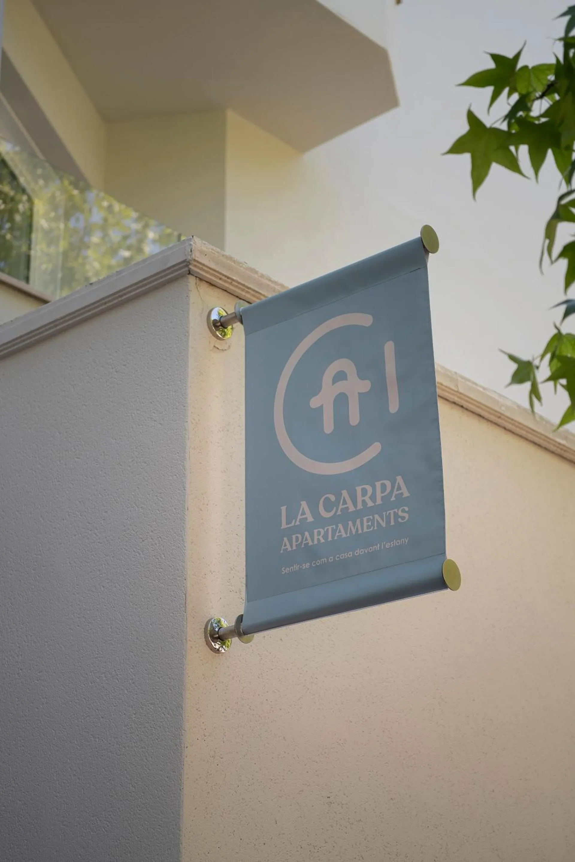 Text overlay in APARTAMENTS LA CARPA