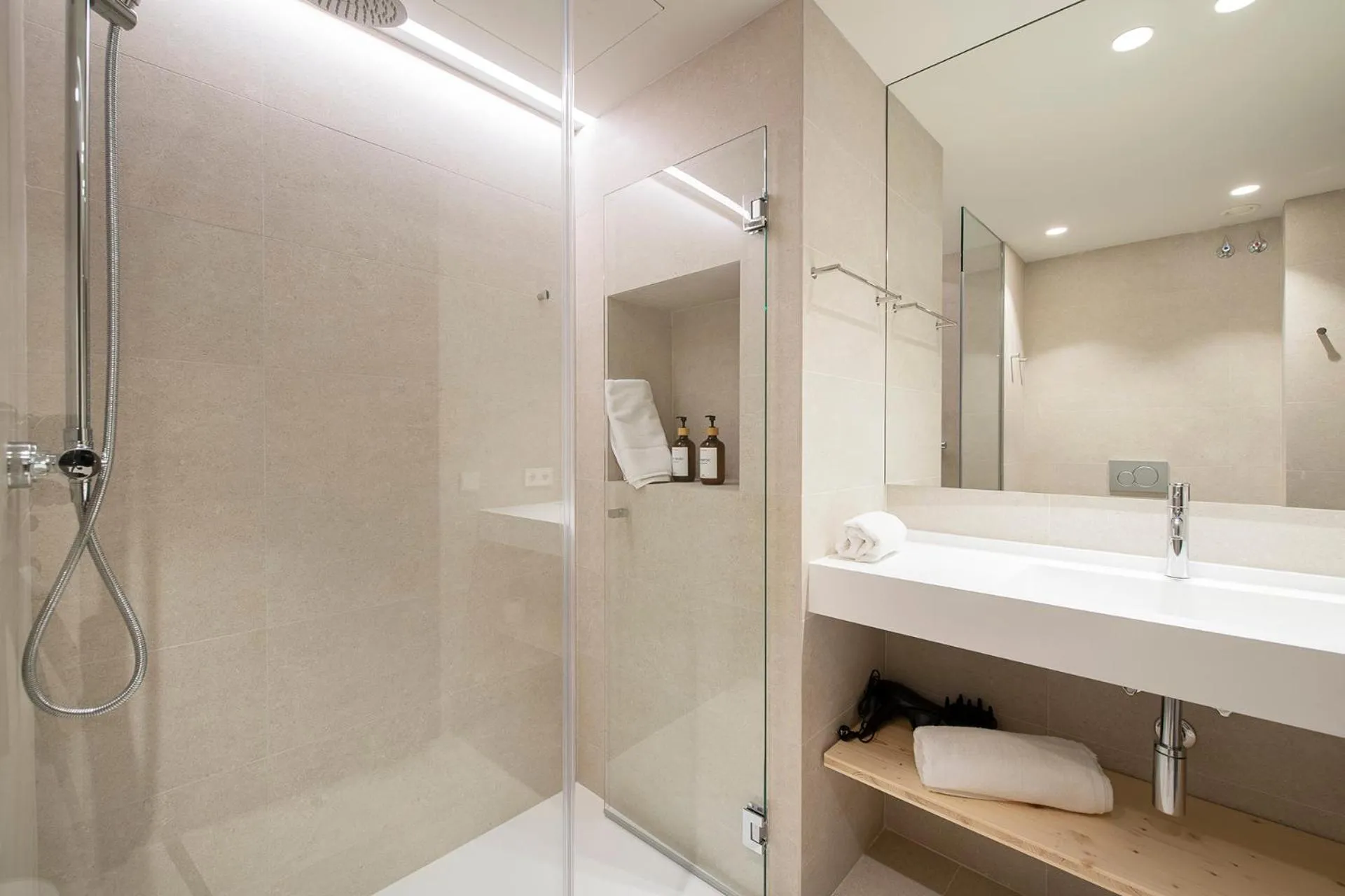 Shower in APARTAMENTS LA CARPA