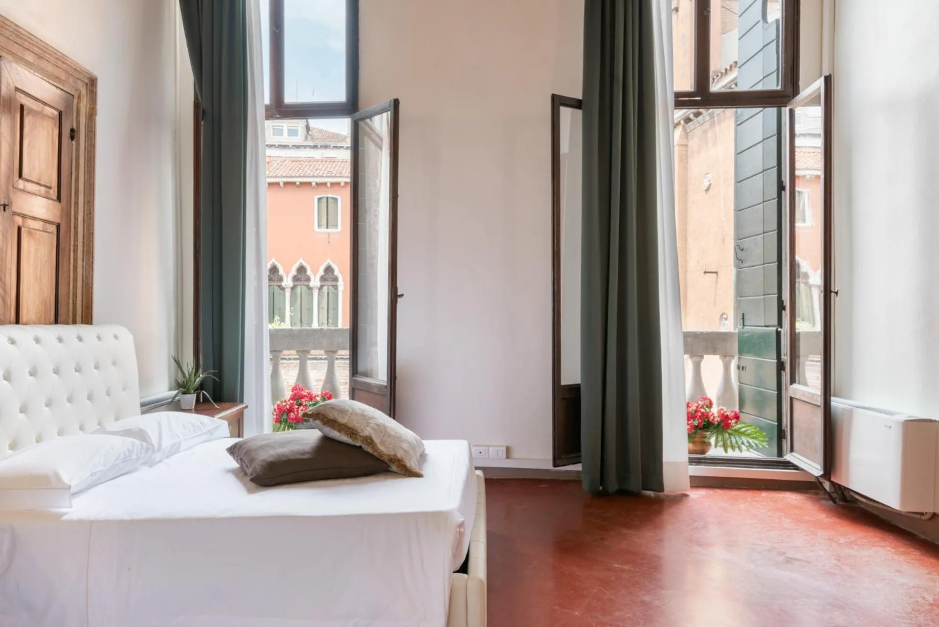 Communal lounge/ TV room, Bed in Venice Luxury Palace 3 by Wonderful Italy