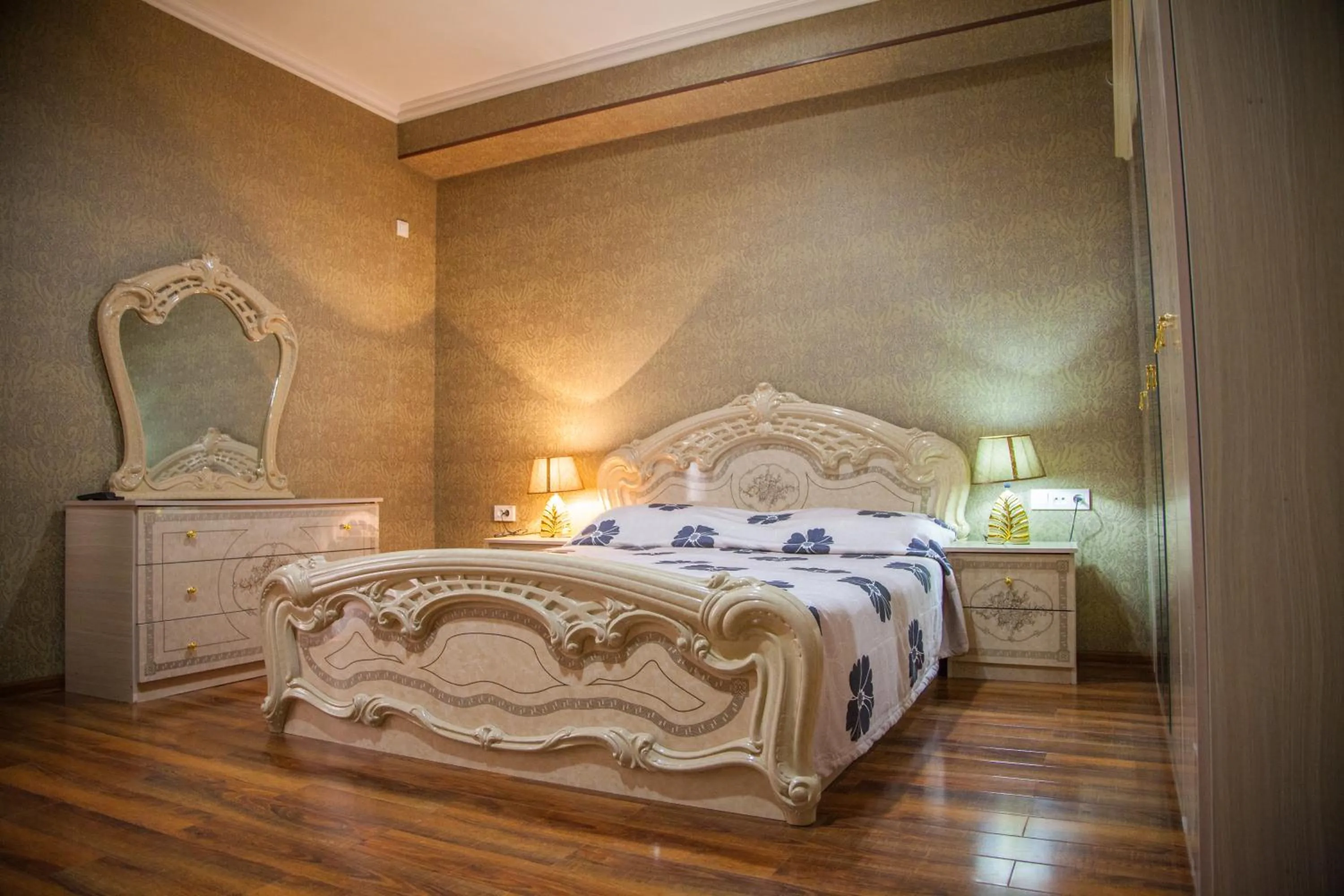 Bed in Rangrez hotel