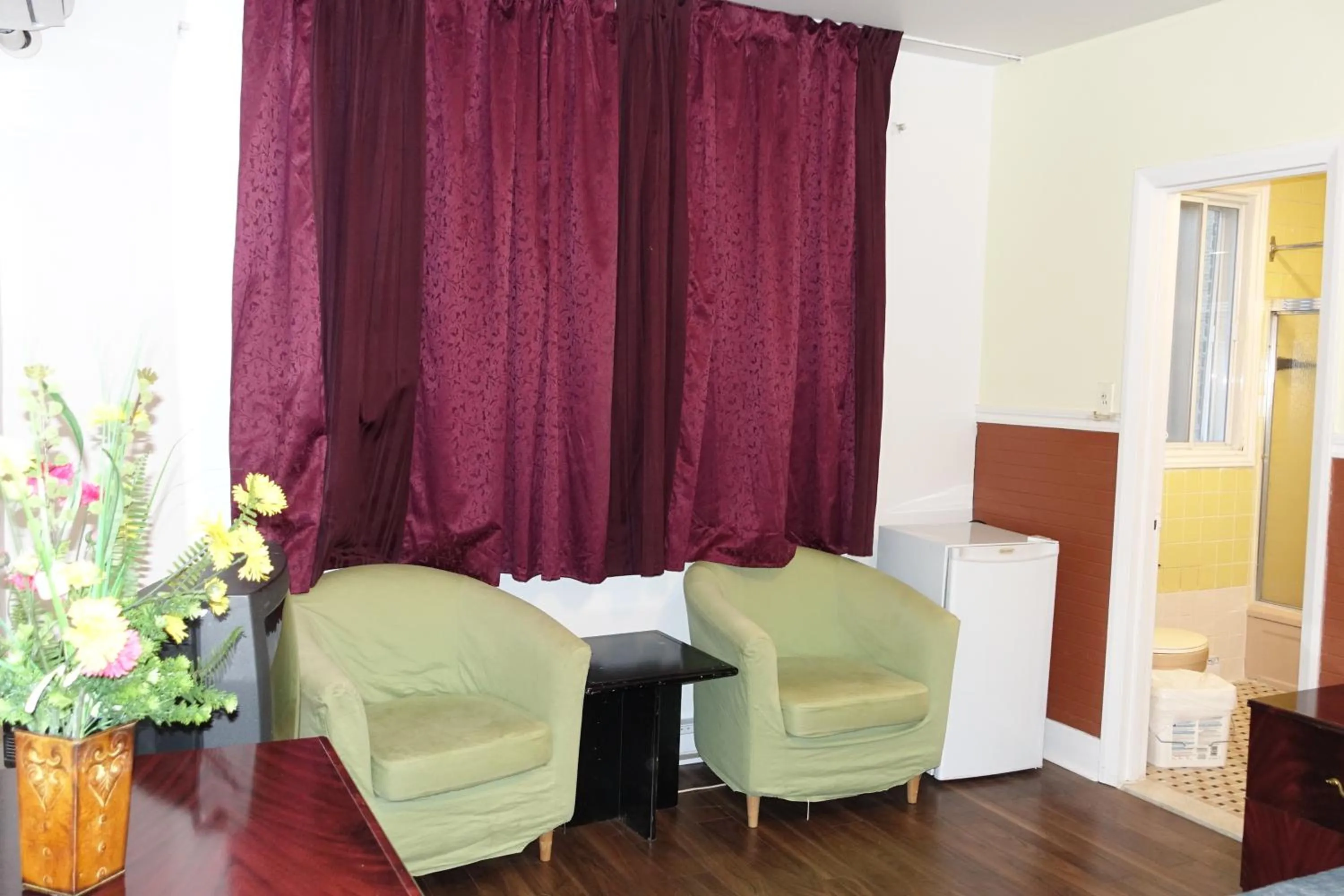 Seating area in Motel Pierre