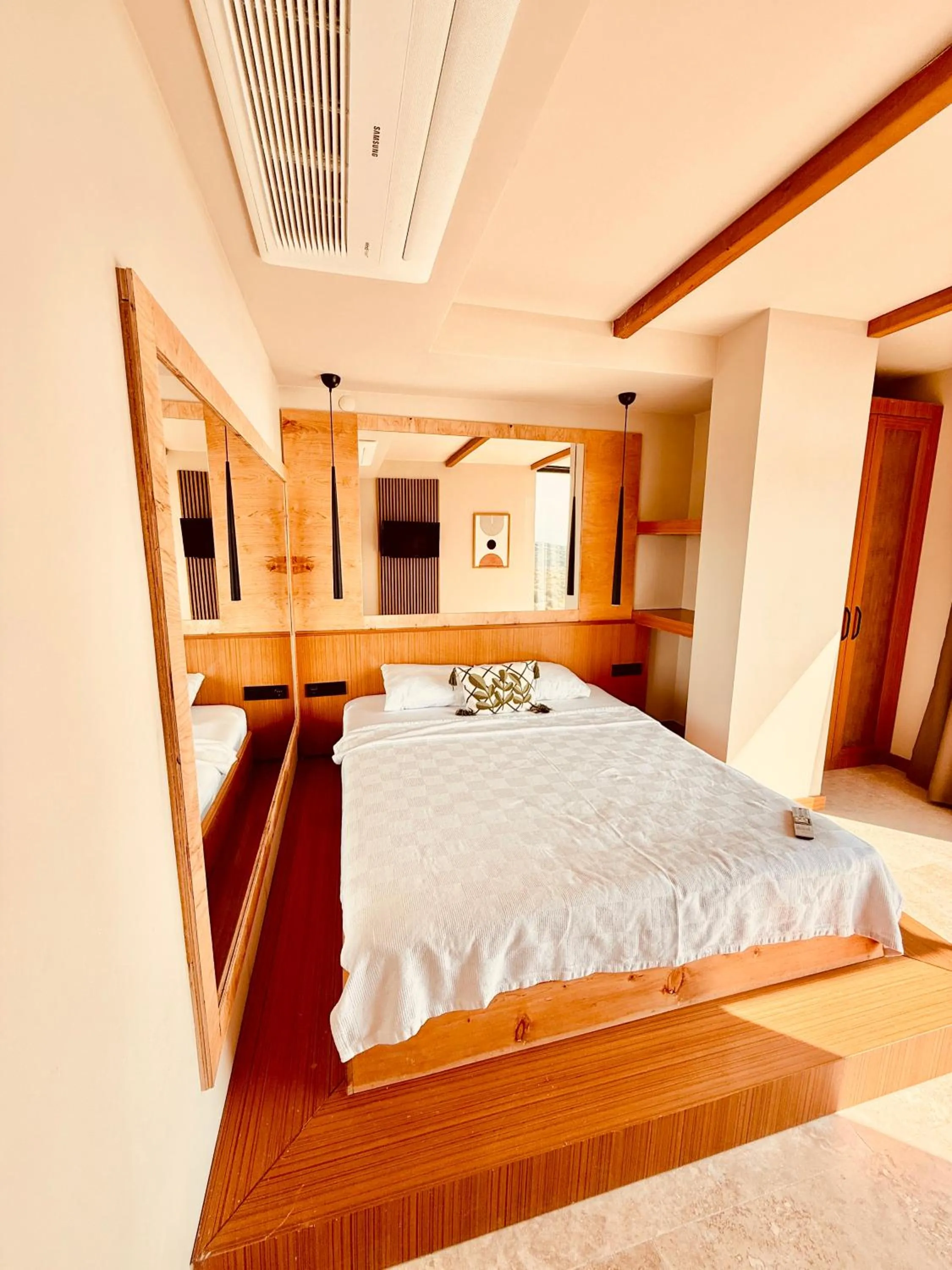 Photo of the whole room in The May Five - Adults only