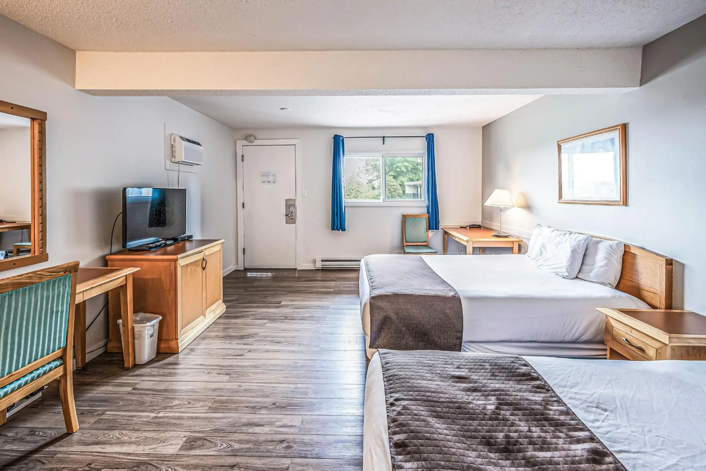 Bed in Bluebird Motel