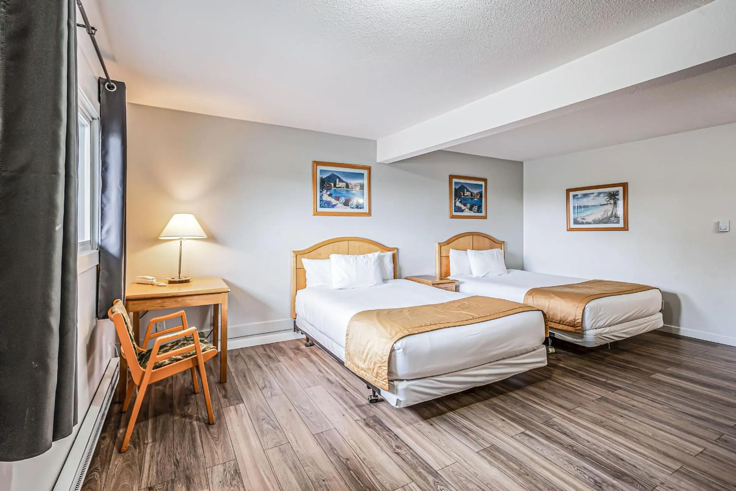 Bed in Bluebird Motel