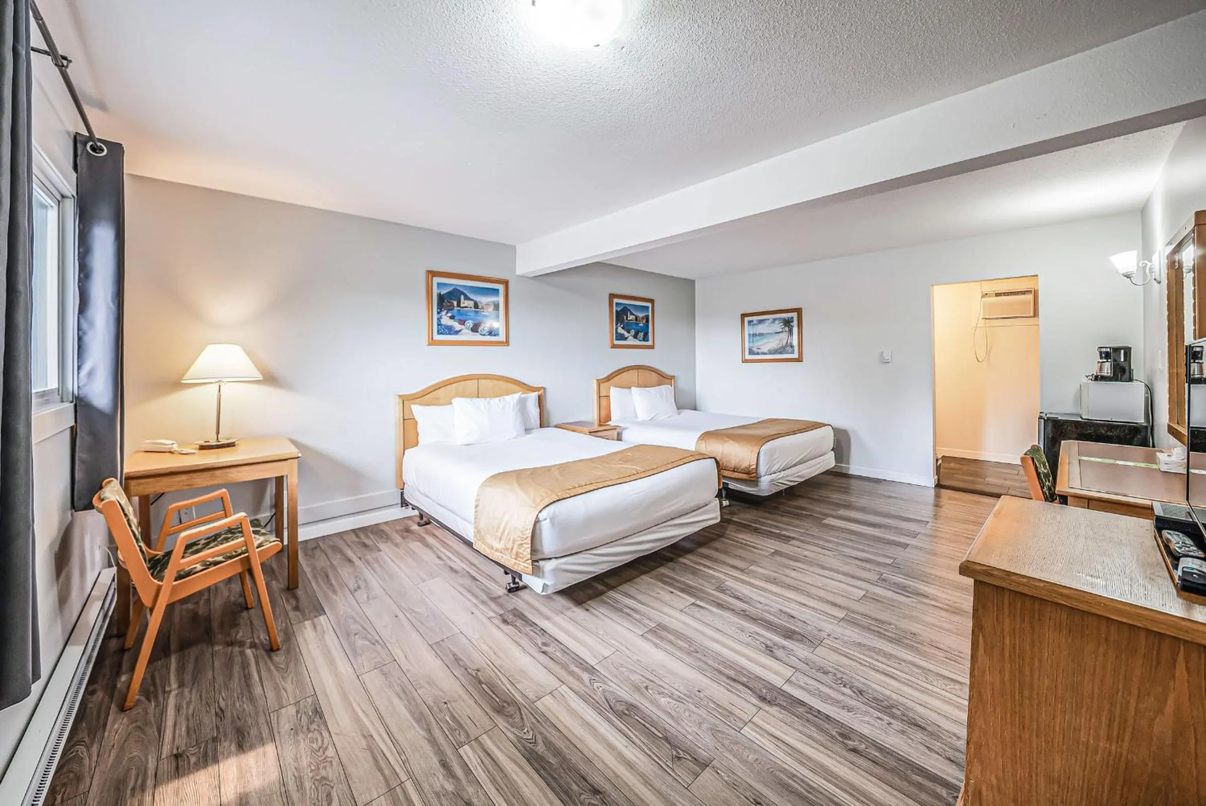 Bed in Bluebird Motel