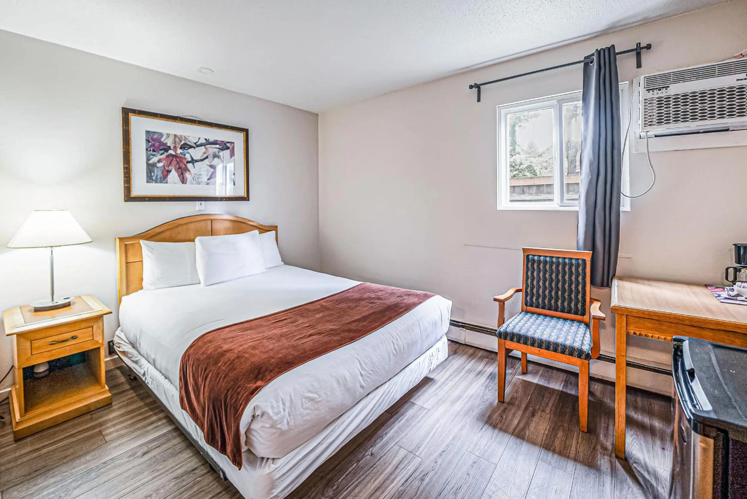 Bed in Bluebird Motel