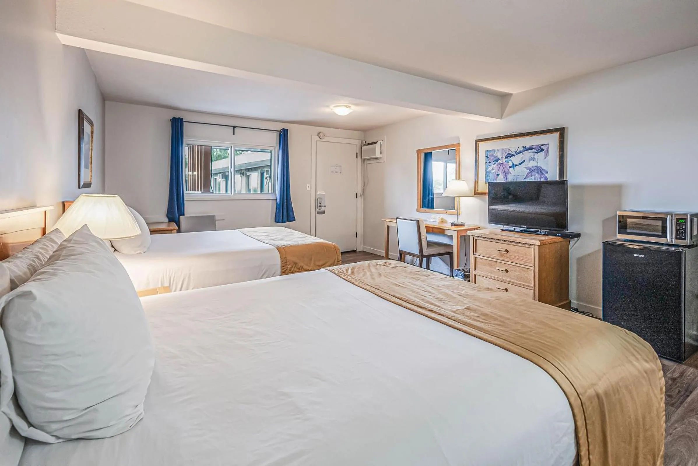 Bed in Bluebird Motel