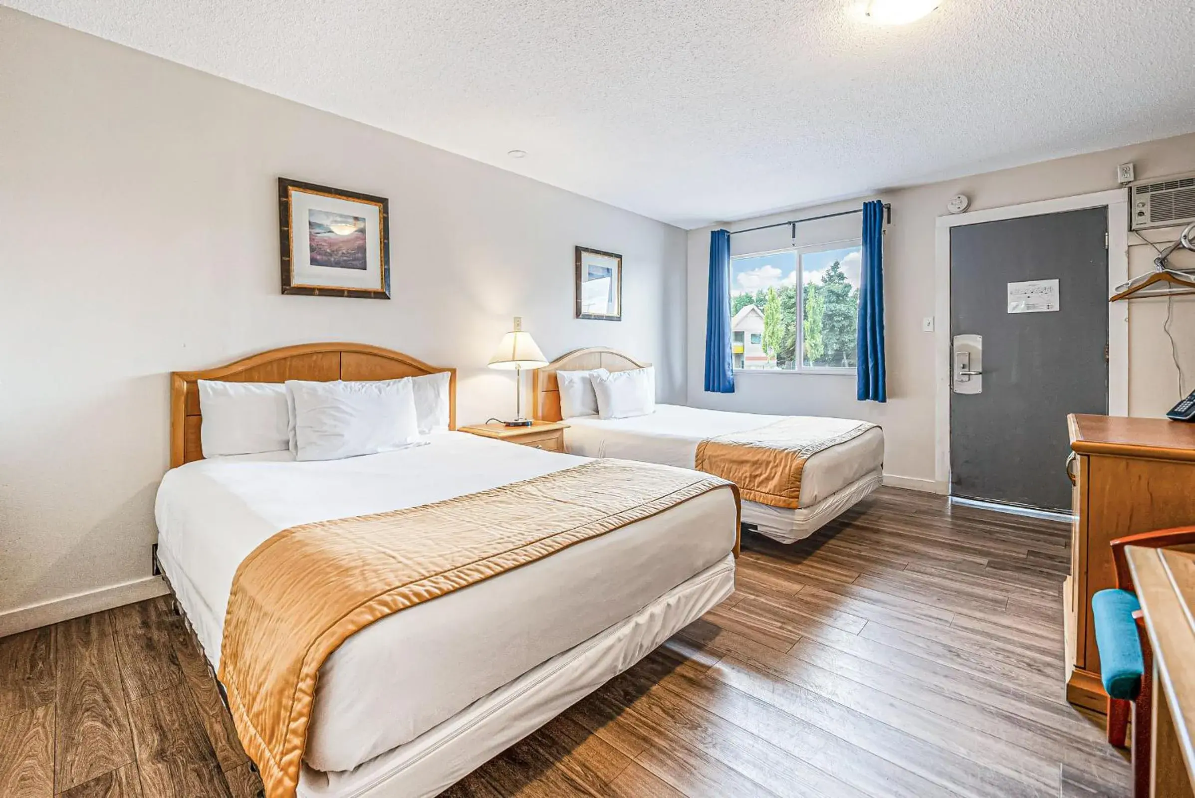 Deluxe Queen Room with Two Queen Beds in Bluebird Motel Deluxe Queen Room with Two Queen Beds in Bluebird Motel