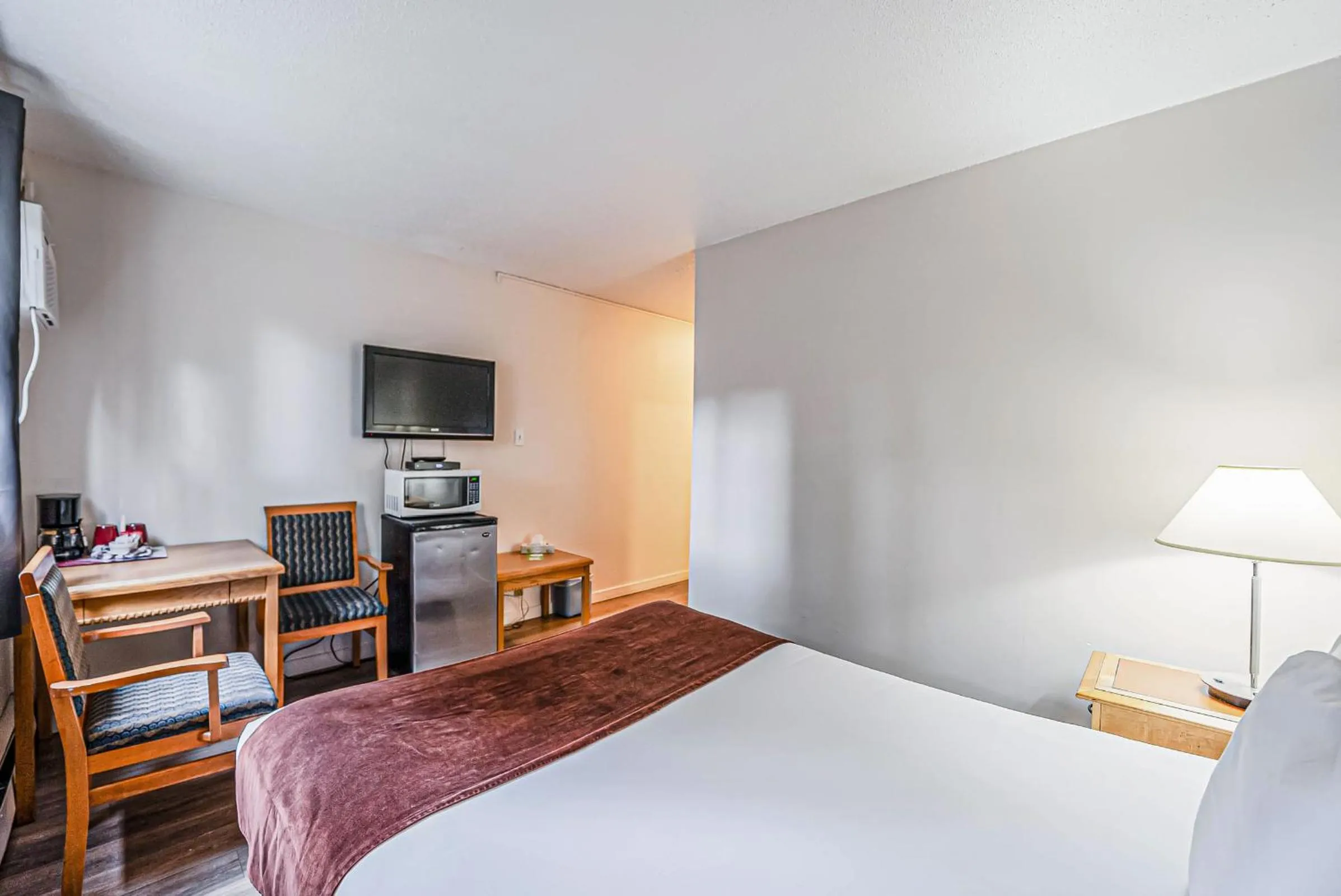 Bed in Bluebird Motel