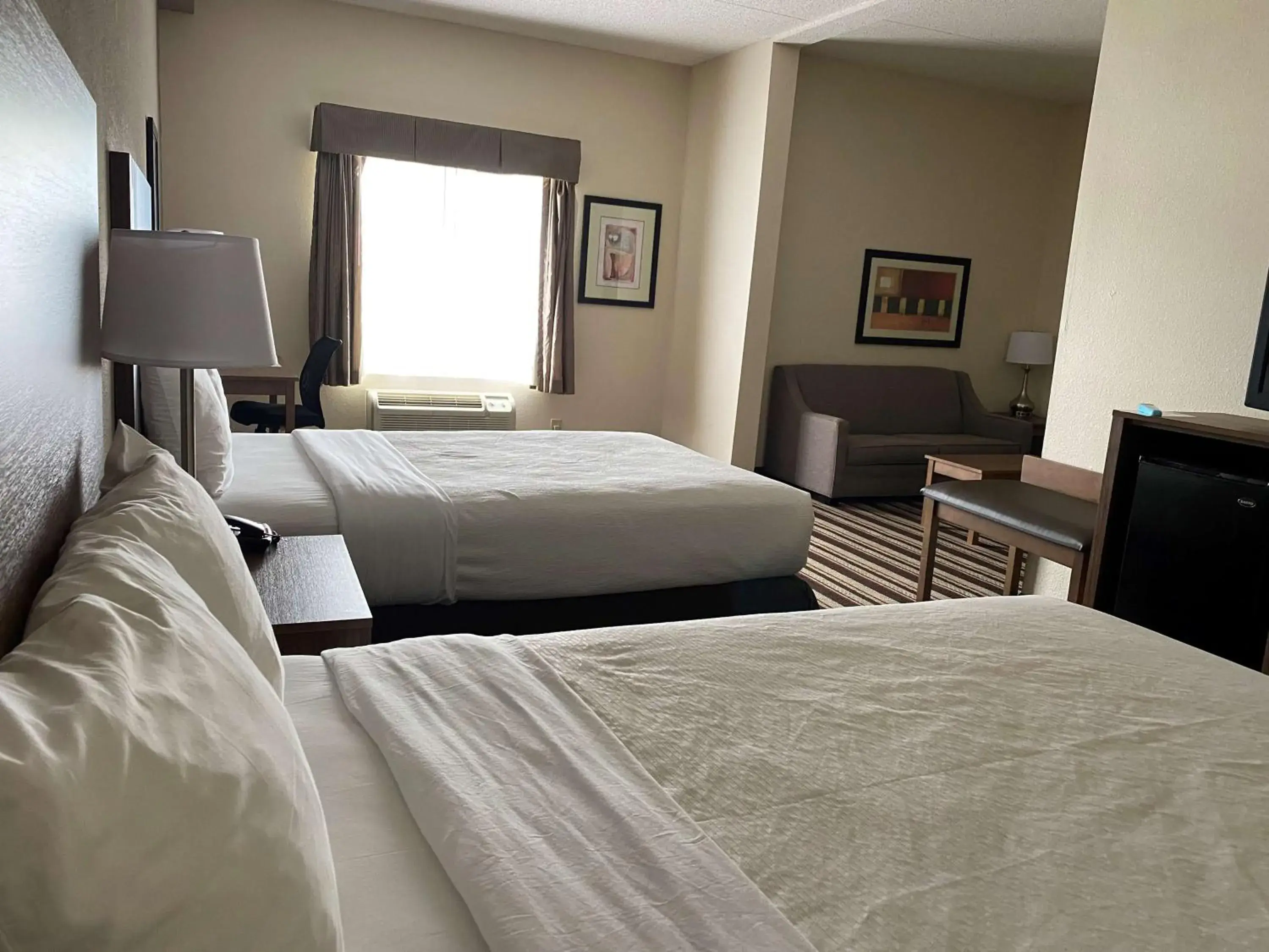 Photo of the whole room, Bed in Best Western Windsor Inn and Suites Photo of the whole room, Bed in Best Western Windsor Inn and Suites