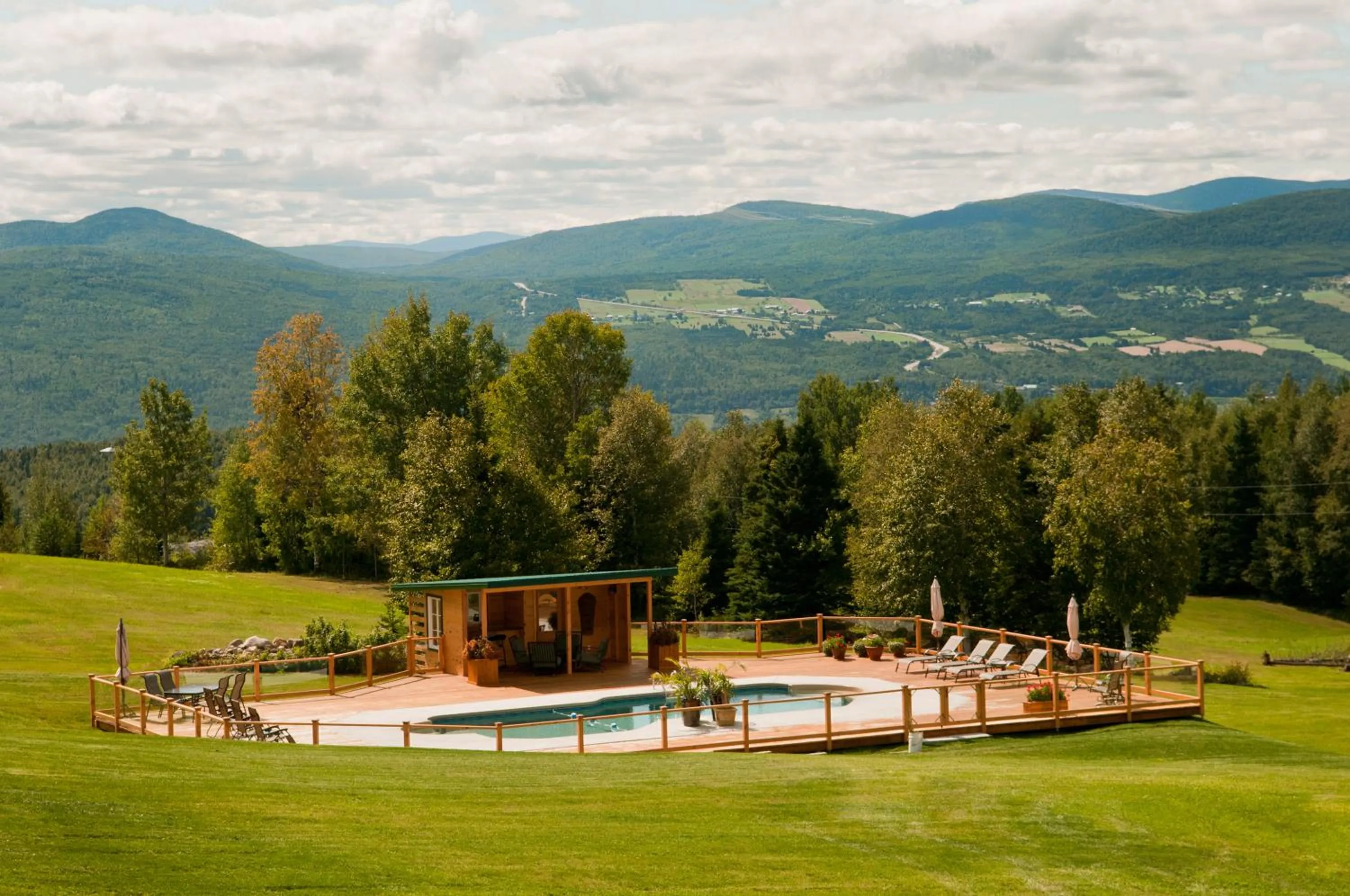 Swimming pool in Chalet Paradis de Charlevoix