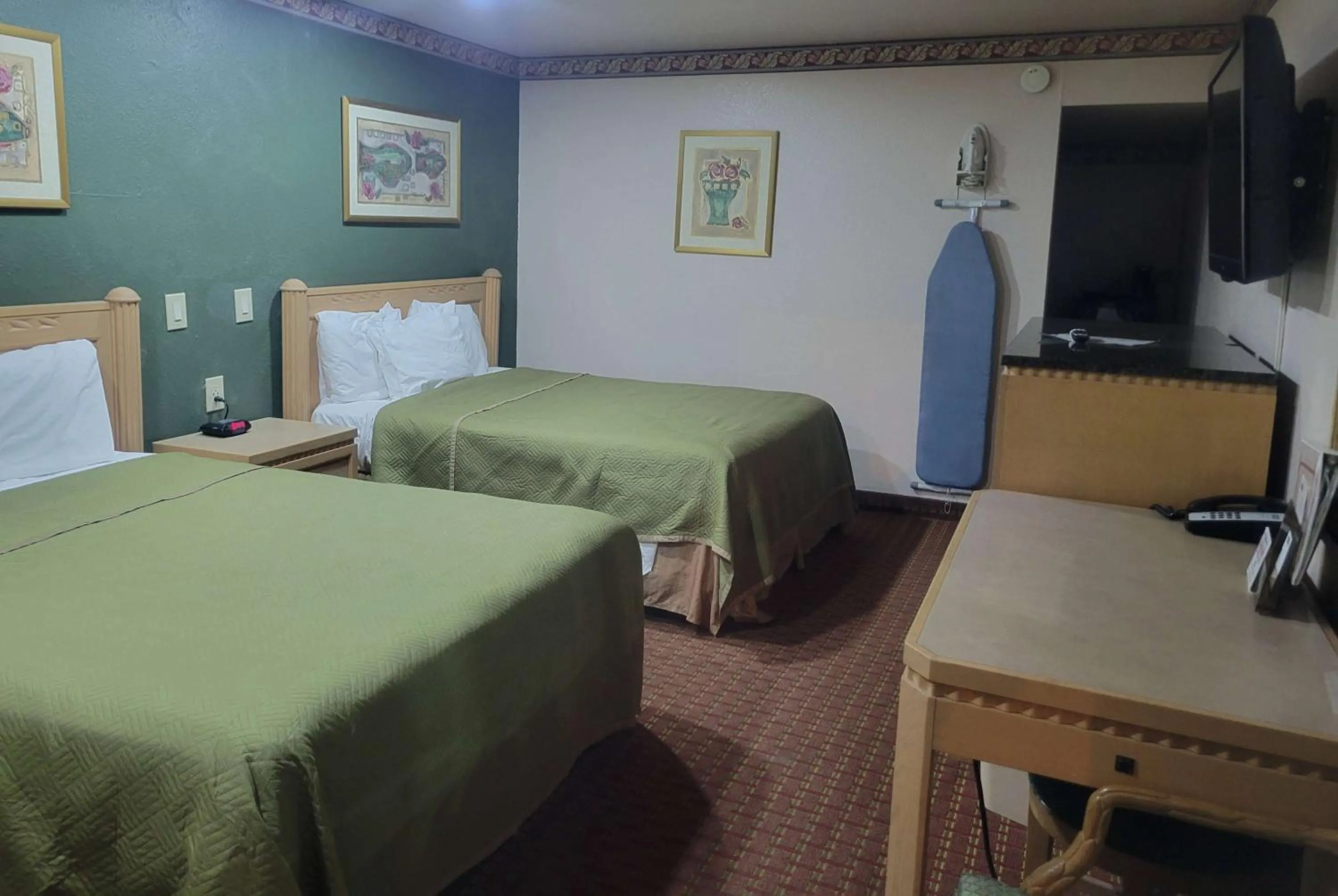 Photo of the whole room, Bed in Travelodge by Wyndham Memphis