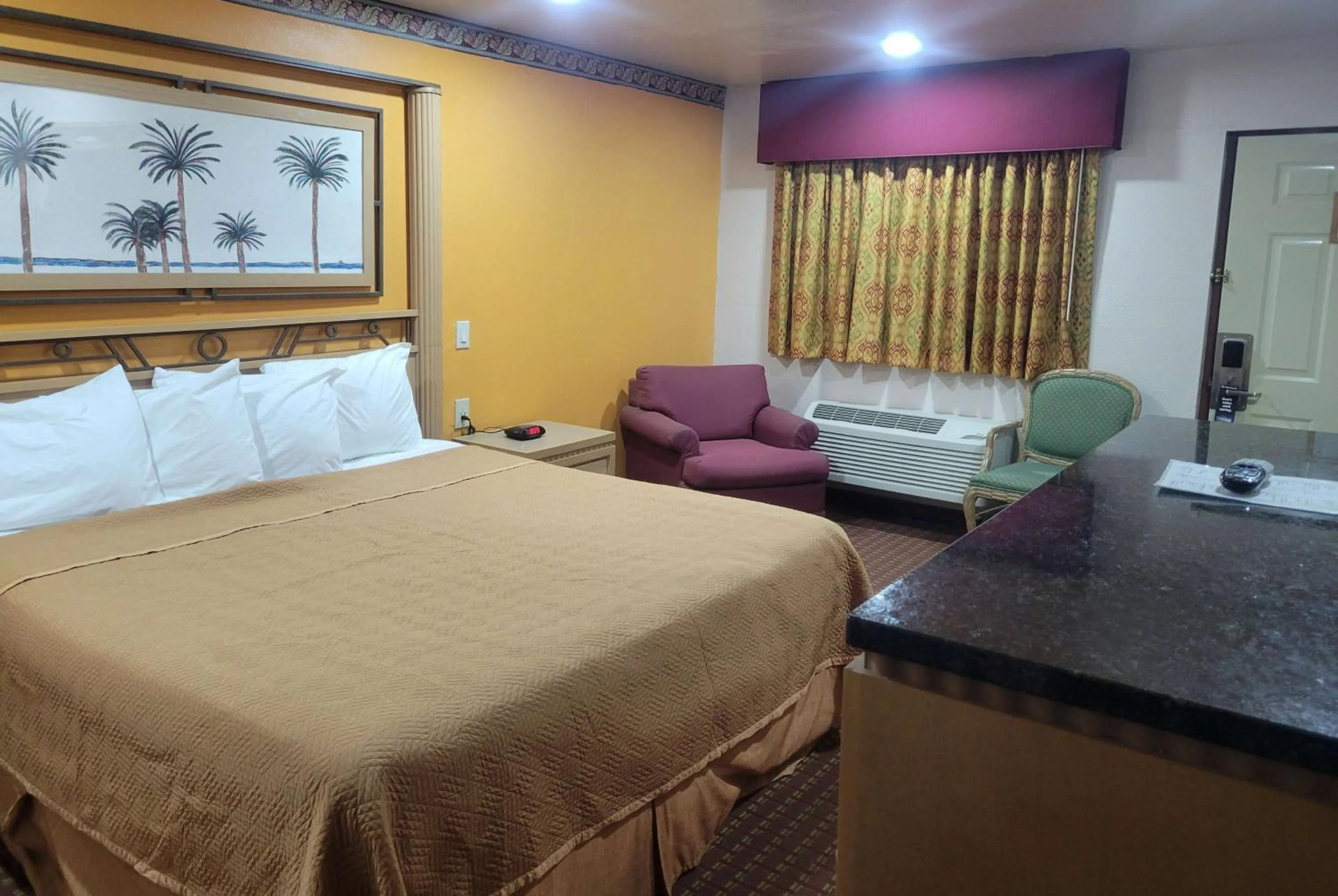 Photo of the whole room, Bed in Travelodge by Wyndham Memphis