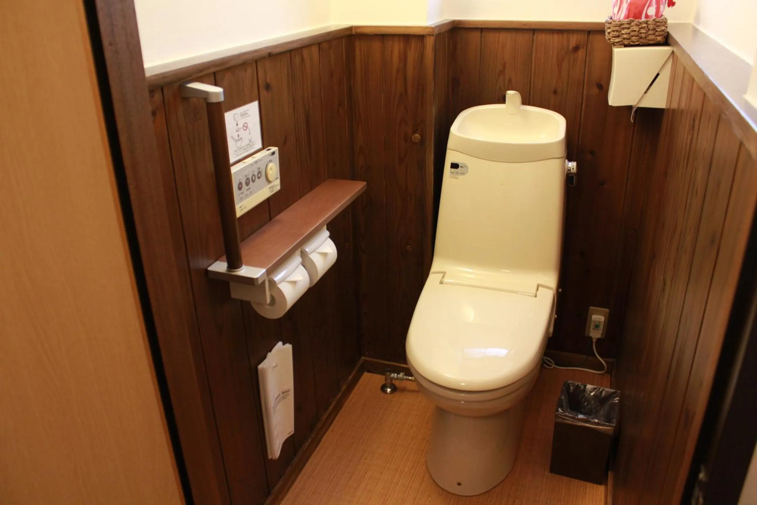 Toilet in Koyado Enn
