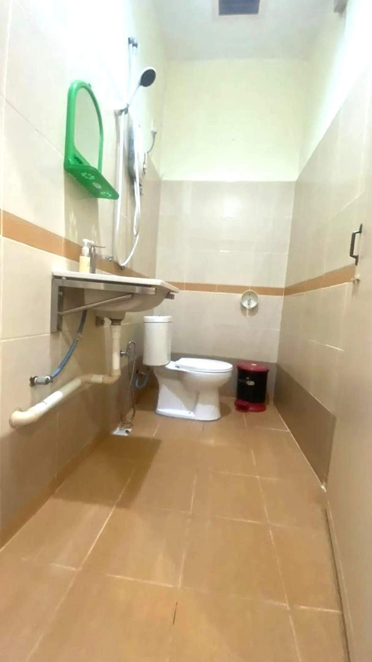 Bathroom in Capital O 91246 Tokman Inn