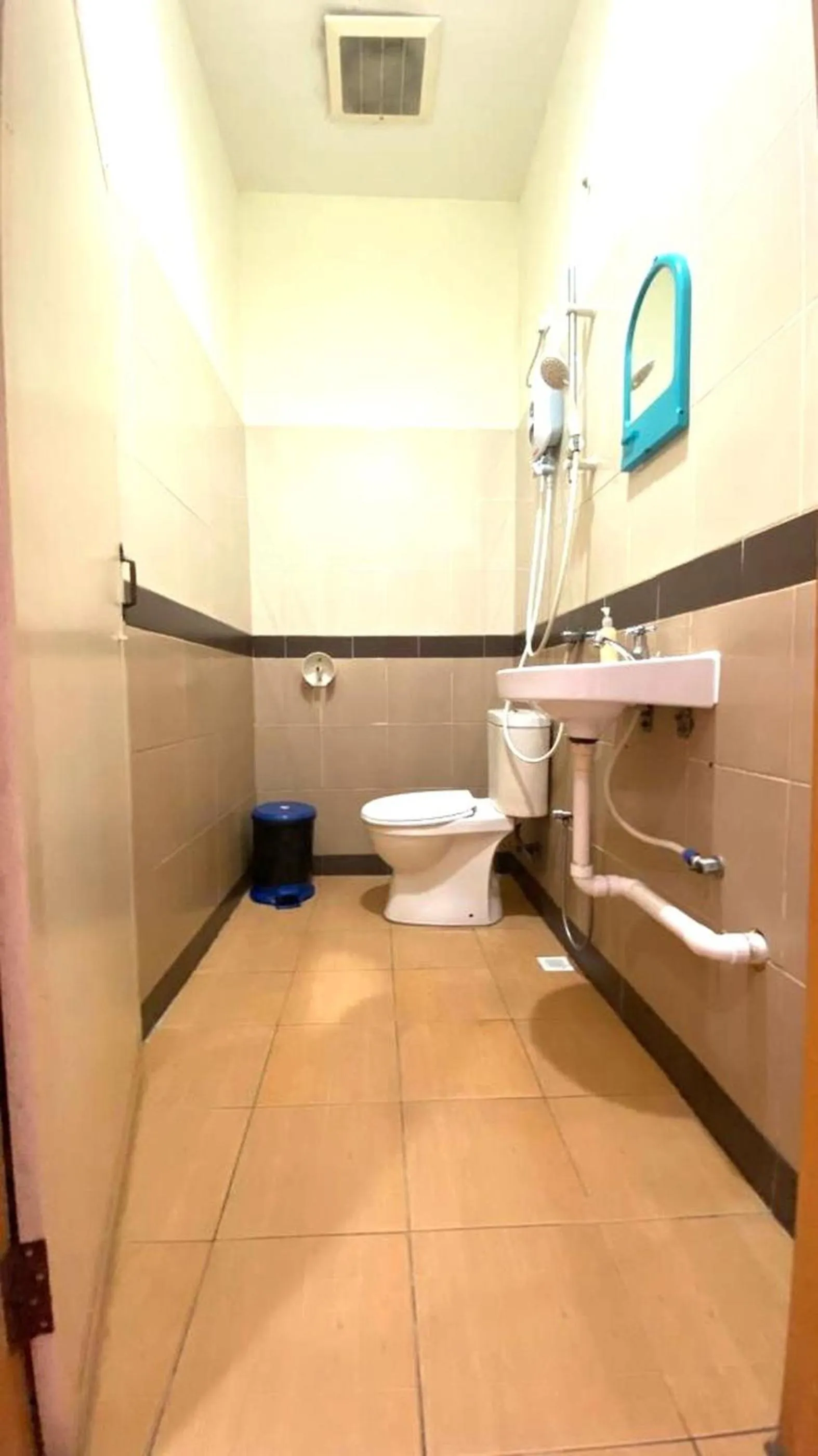 Bathroom in Capital O 91246 Tokman Inn