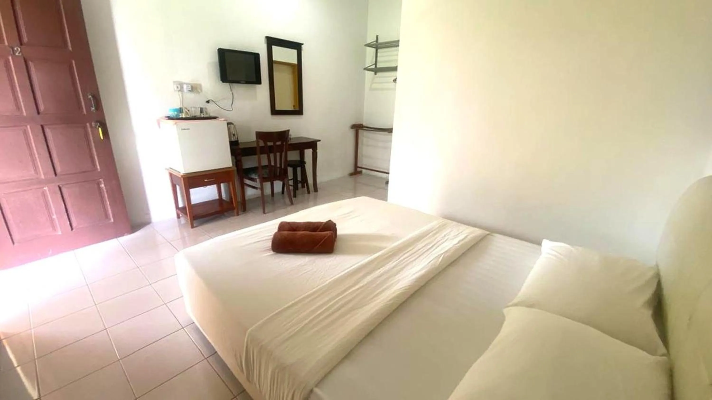 Bedroom, Bed in Capital O 91246 Tokman Inn